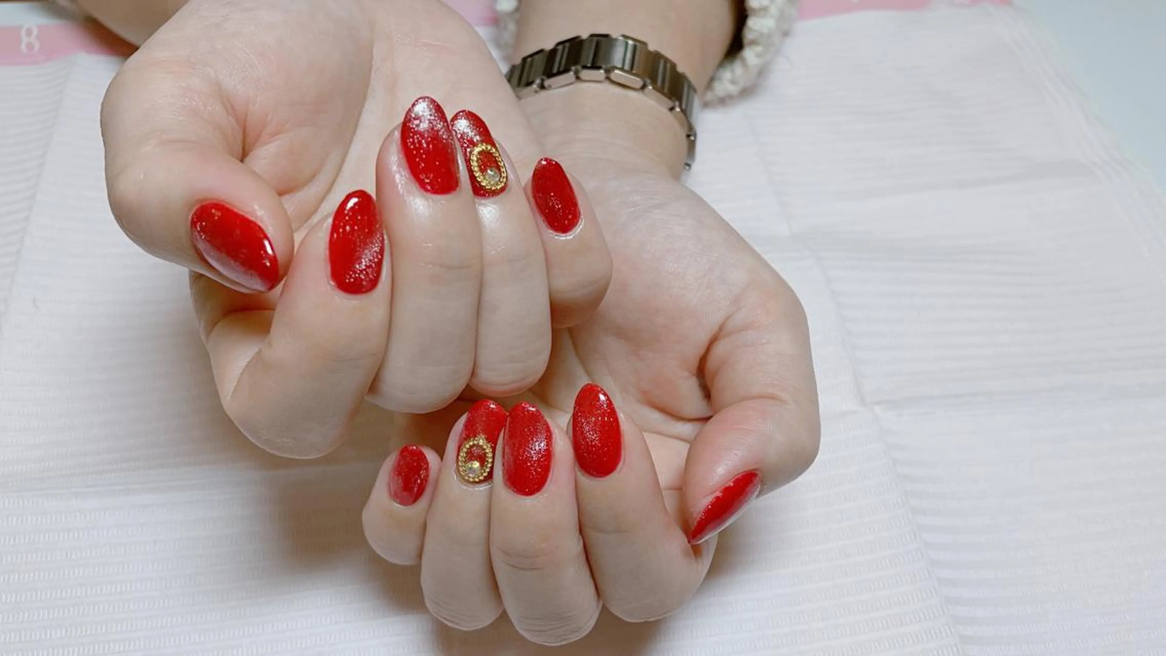 ネイル 成人式 キラキラネイル マグネットネイル 赤色 ショートネイル SINCERELY シンシアリー🌈のネイルデザイン