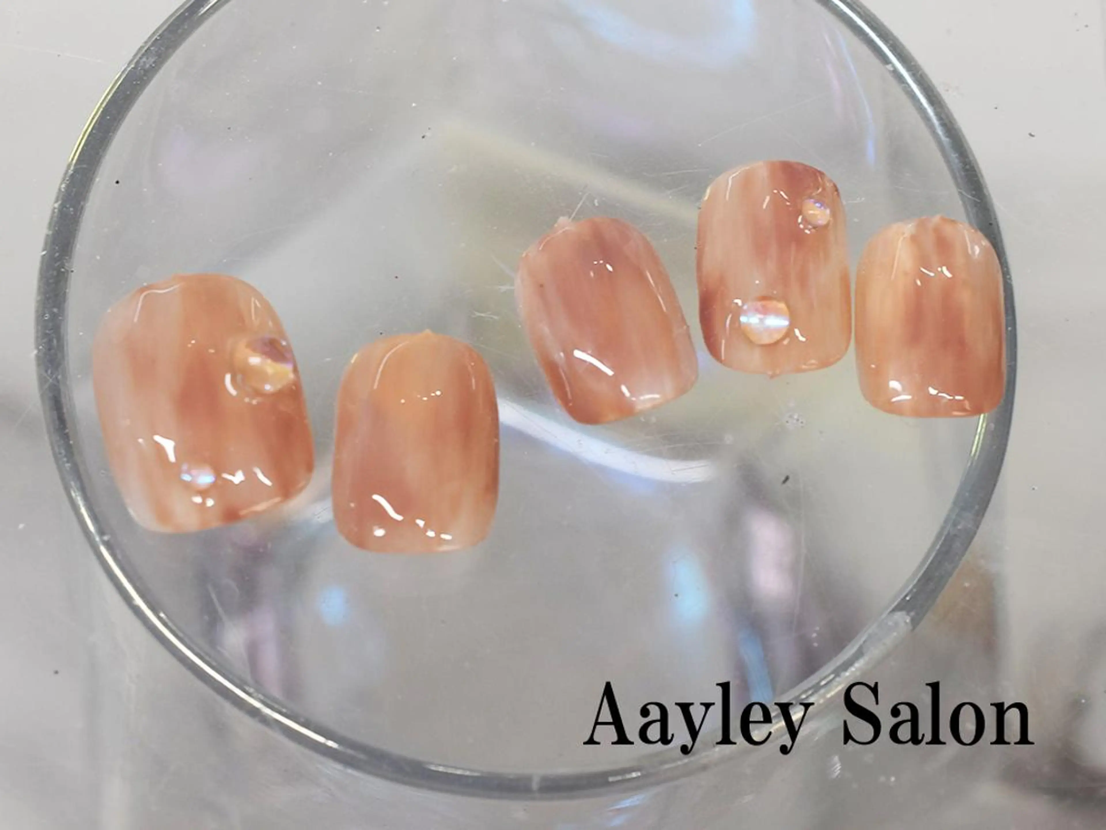 ミディアム カラー ネイル Aayley アイリ―サロンのネイルデザイン