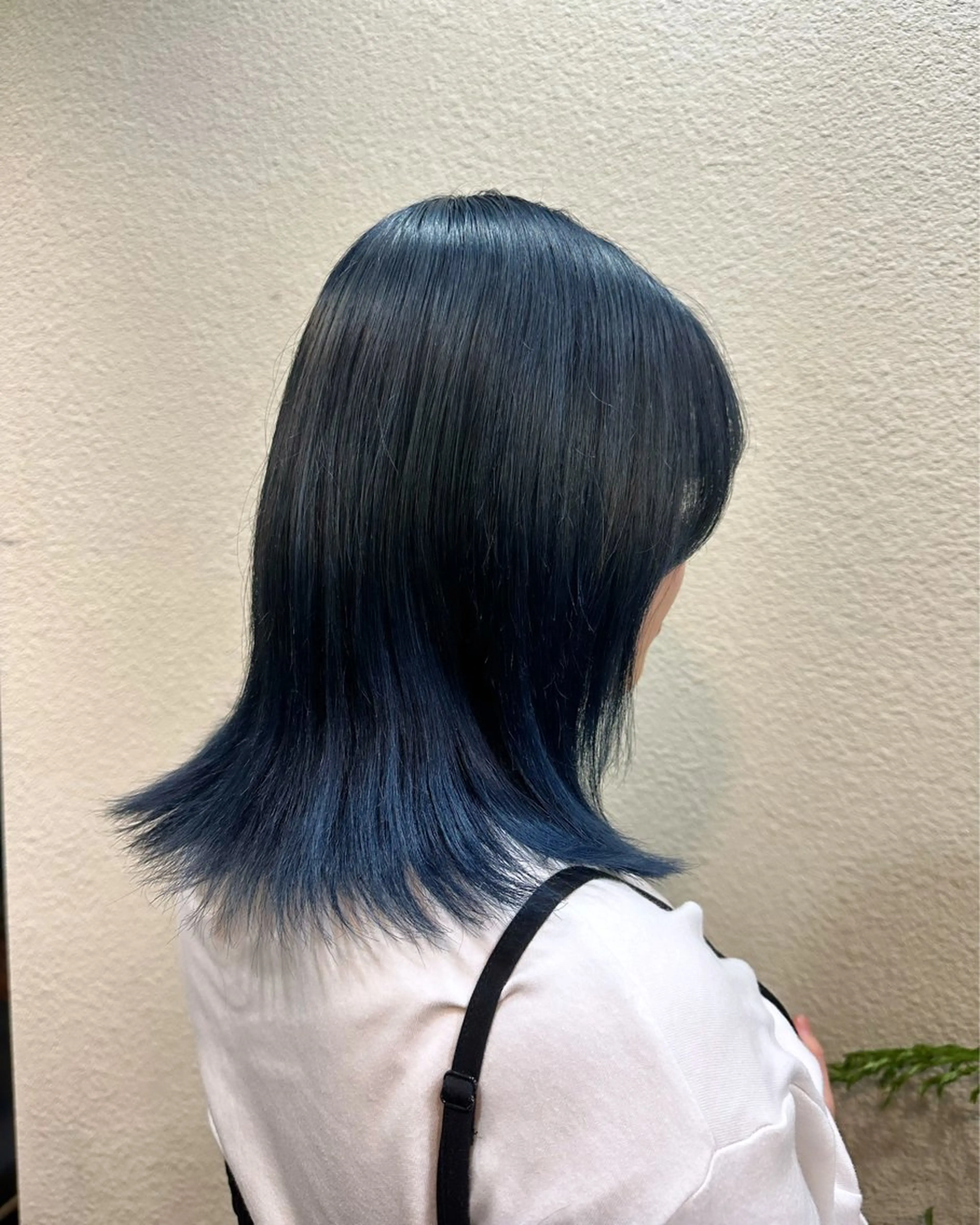 ミディアム カラー ブリーチ ブルーカラー ネイビーカラー ハイトーン/レイヤー 似合わせ・ユキノのヘアスタイル