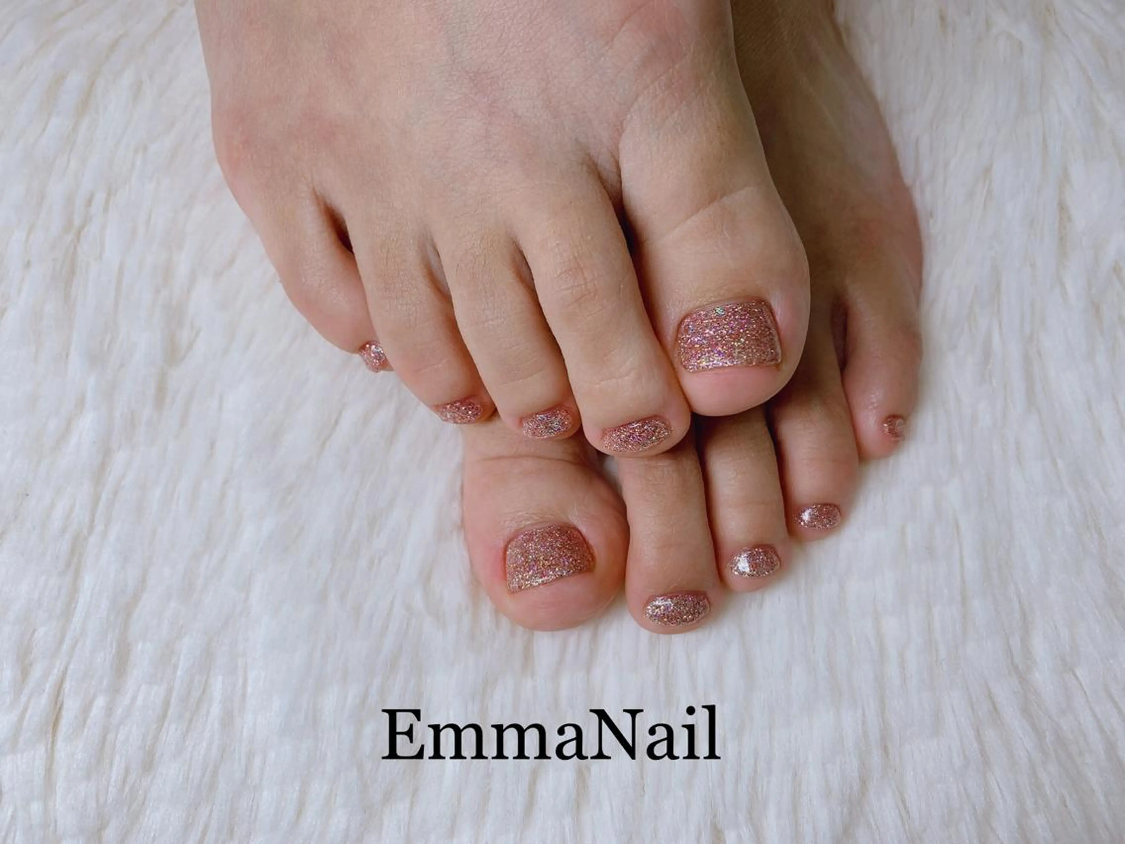 ネイル オーロラネイル フットネイル ジェルネイル キラキラネイル ラメ(グリッター) フットネイル salon EM&A emiのネイルデザイン