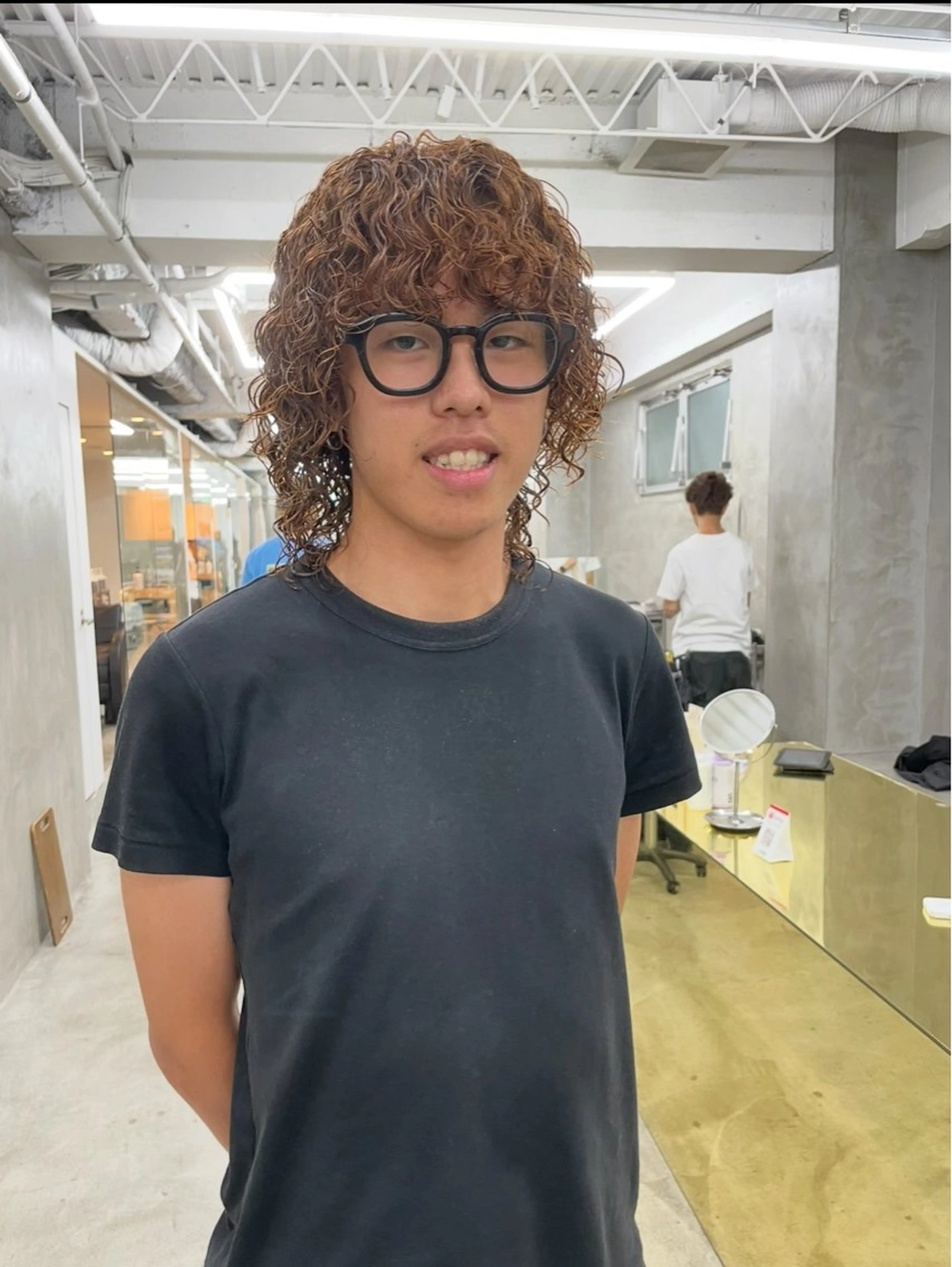 ミディアム パーマ メンズ ミディアムパーマ メンズパーマ プードルパーマ 外国人風カラー プードルパーマ カット ヘアカラー パーマ スパイラルパーマ 🌐hina⭐️のヘアスタイル