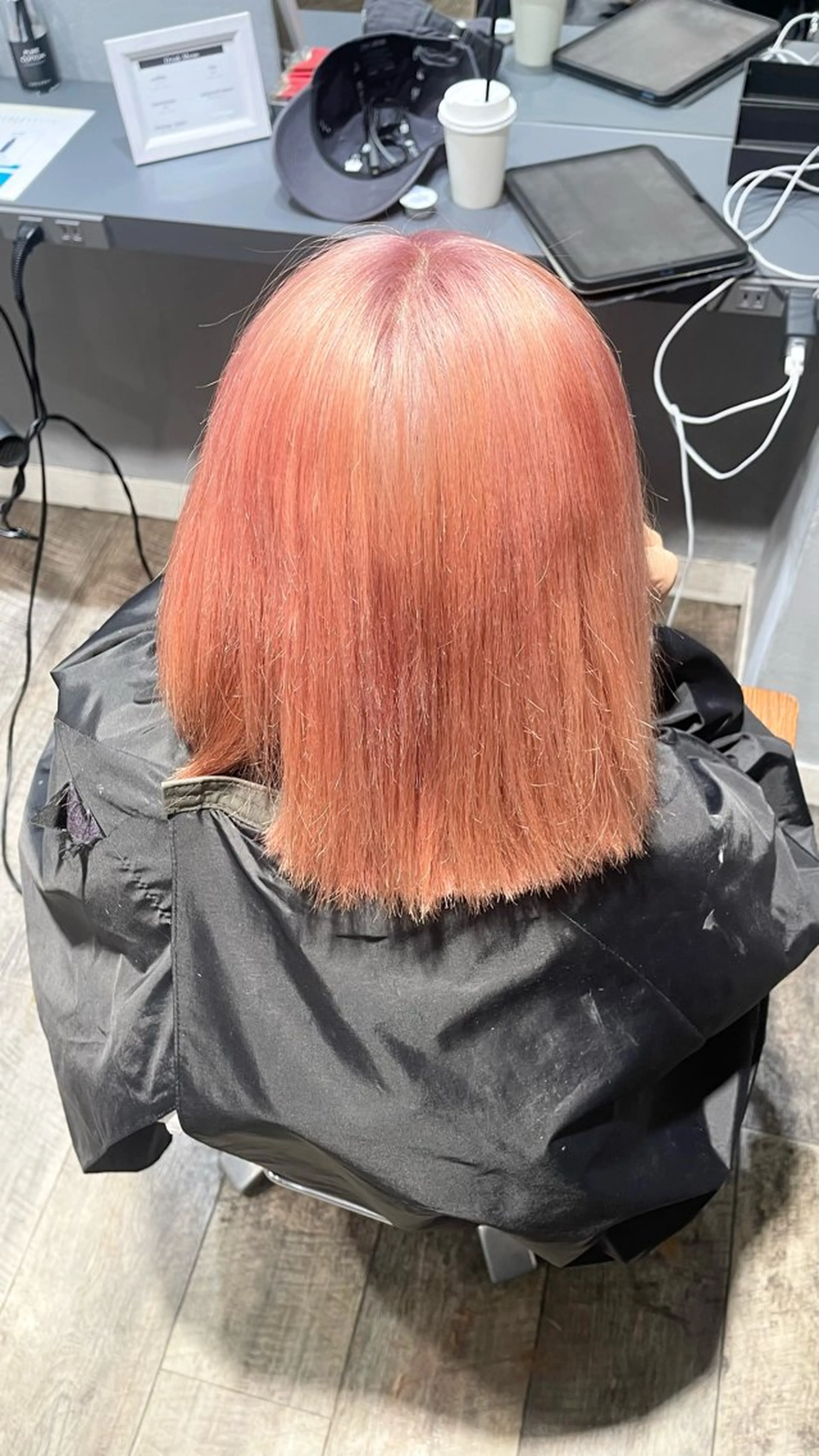 ミディアム カラー ブリーチ ピンクカラー 大人男子の メンズパーマのヘアスタイル