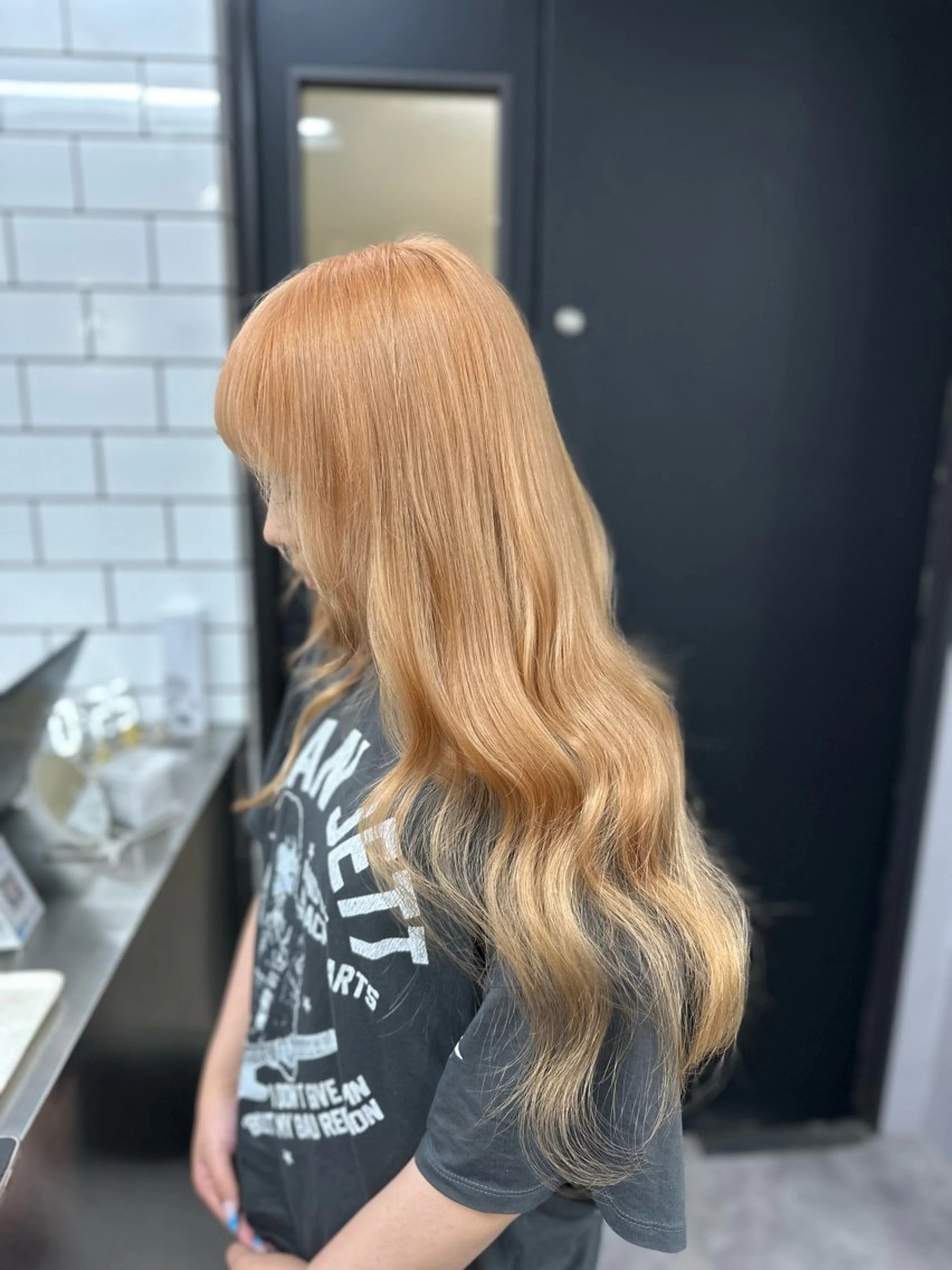 ロング カラー ベージュカラー ブリーチ オレンジ オレンジベージュ 天野 タイナのヘアスタイル