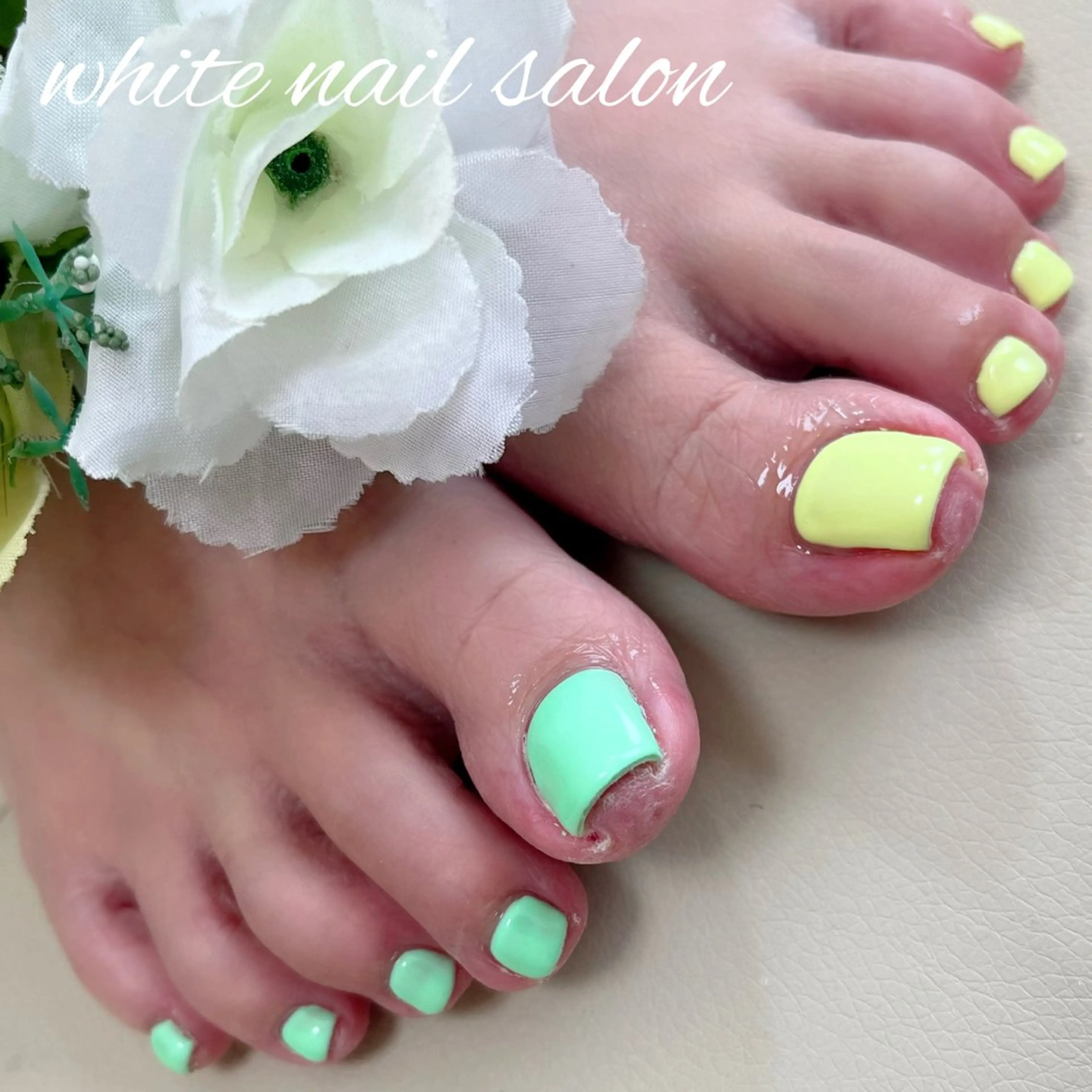 ネイル ラメ(グリッター) シンプルネイル フットネイル white nail salonのネイルデザイン