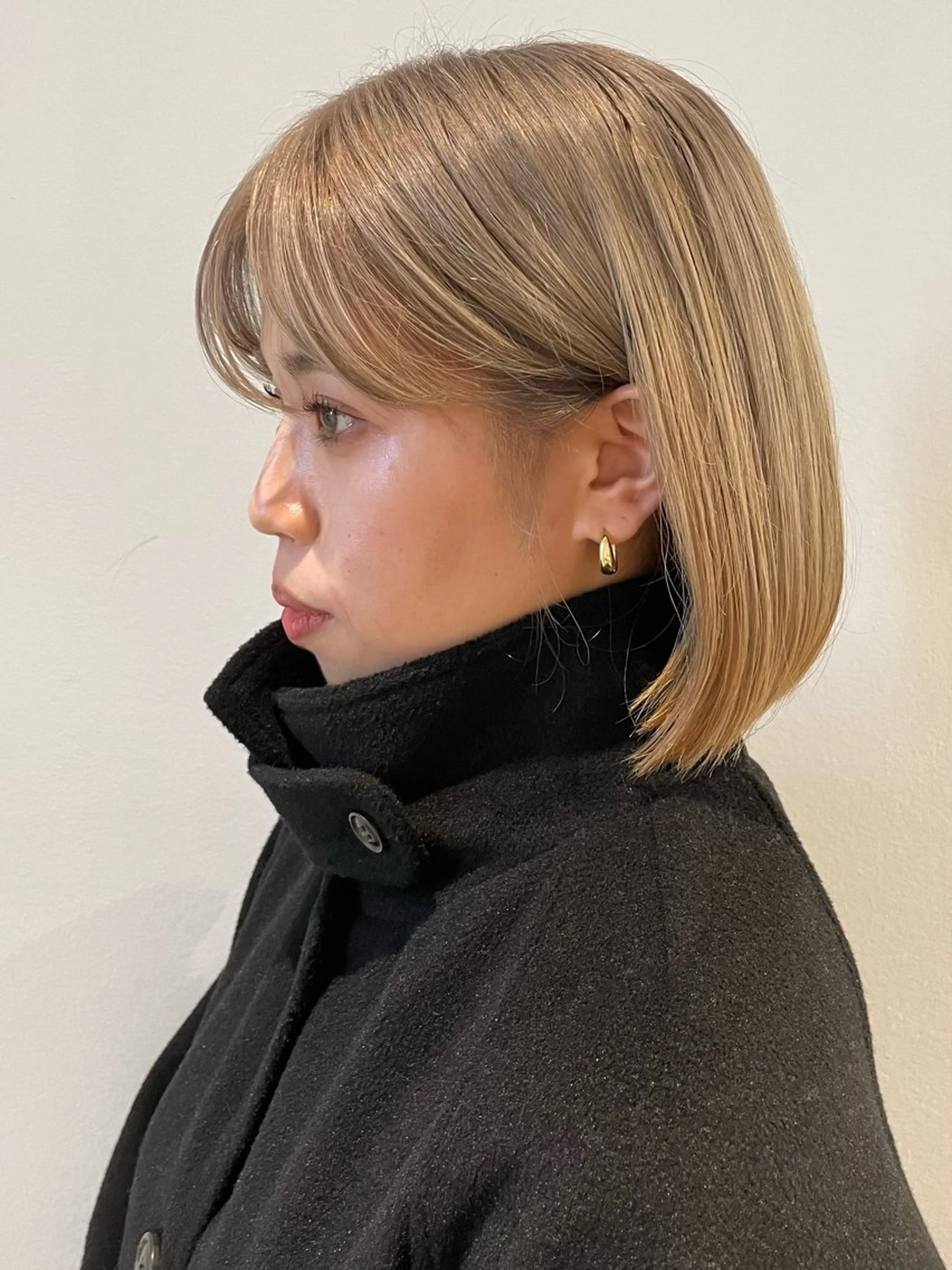 ショート カラー ベージュカラー 黒髪 ハイトーンカラー ハイトーンベージュ ヘアカラー トリートメント 大阪/肥後橋/淀屋橋 ワタナベサキ🪿🤍のヘアスタイル