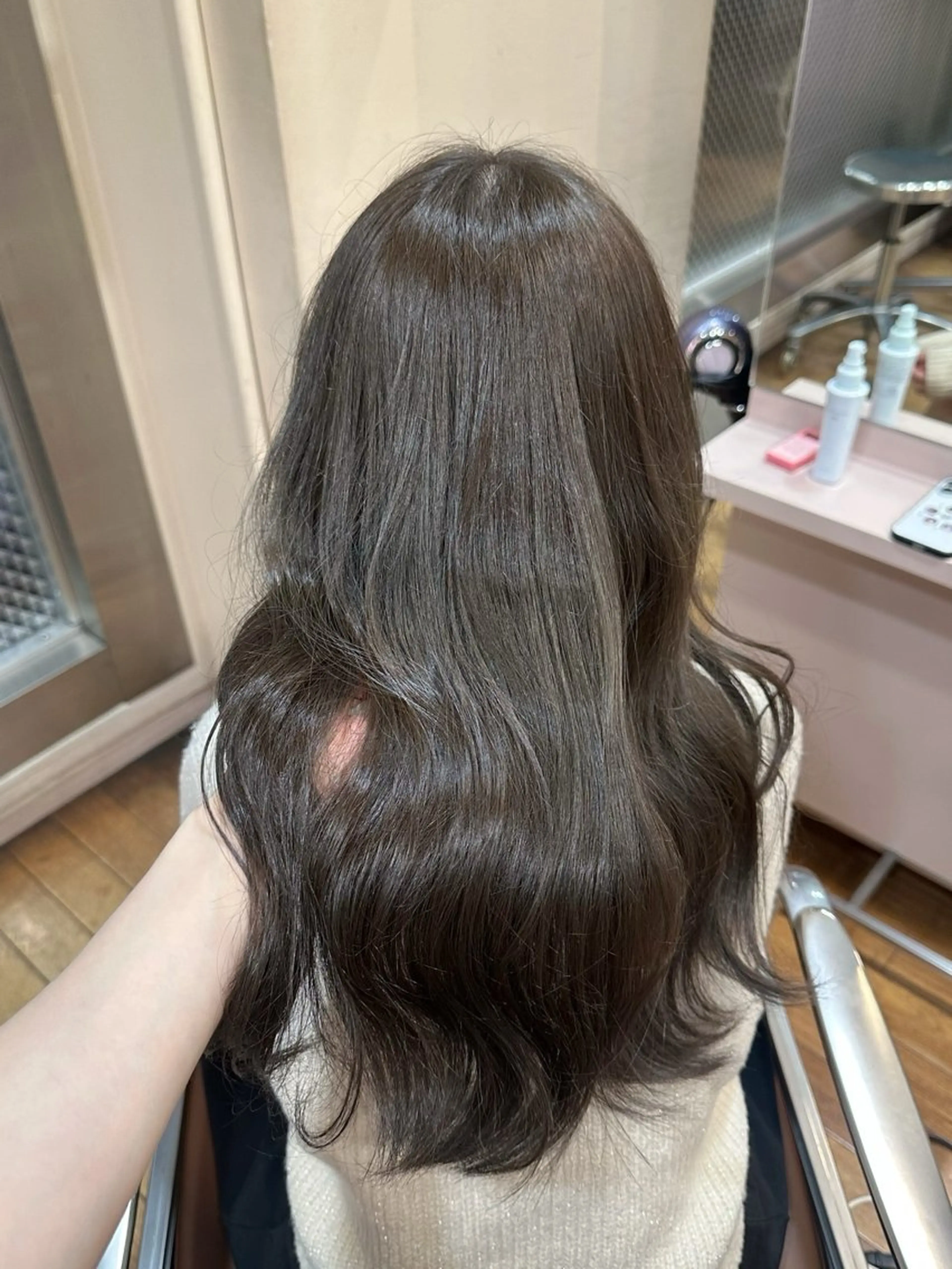 ロング カラー 透明感カラー グレージュ 'AXIS wakanaのヘアスタイル