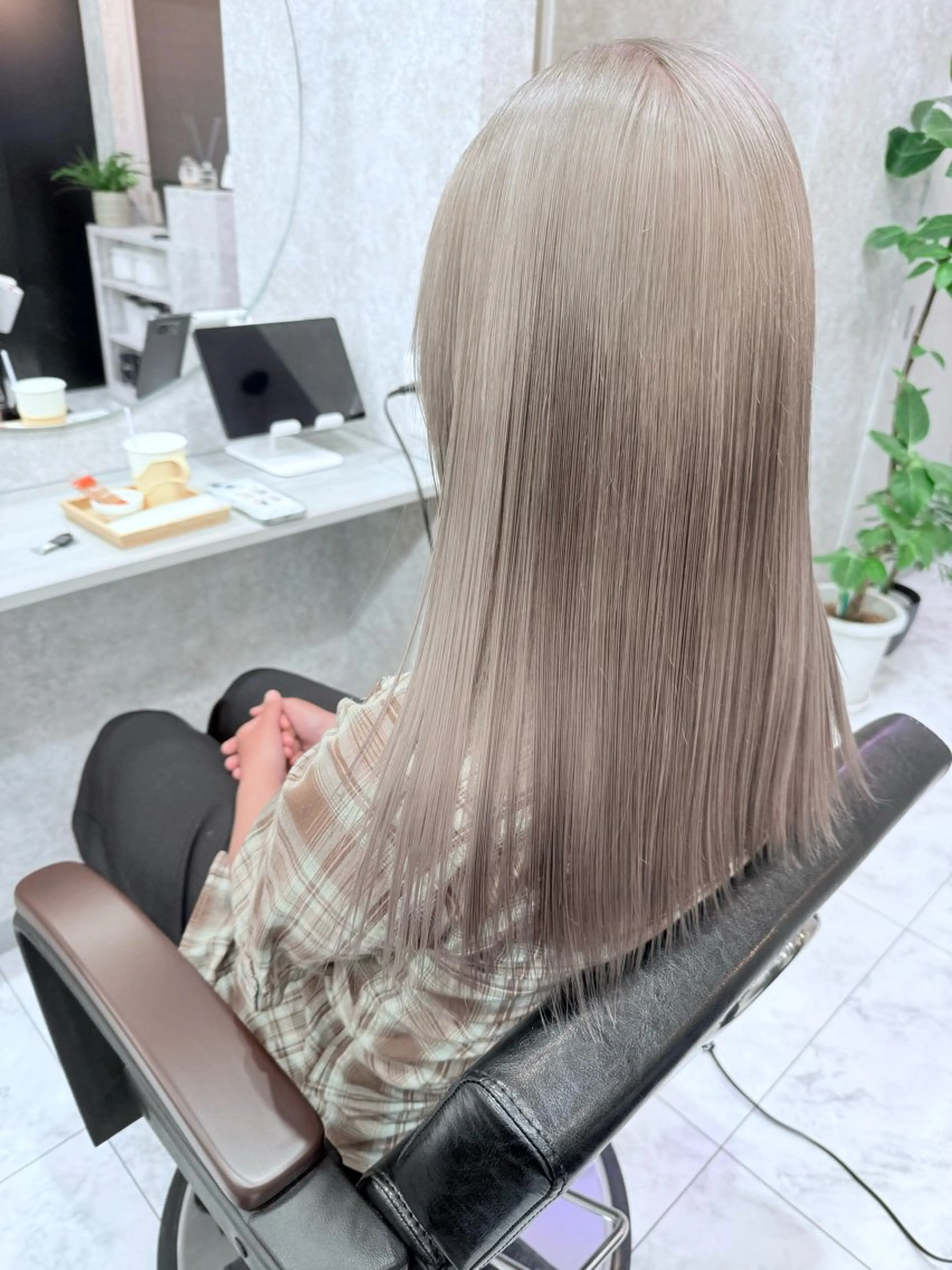 セミロング 髪質改善 ヘアカラー 🌈派手髪ハイトーン 🌈鈴木亮太🌈のヘアスタイル