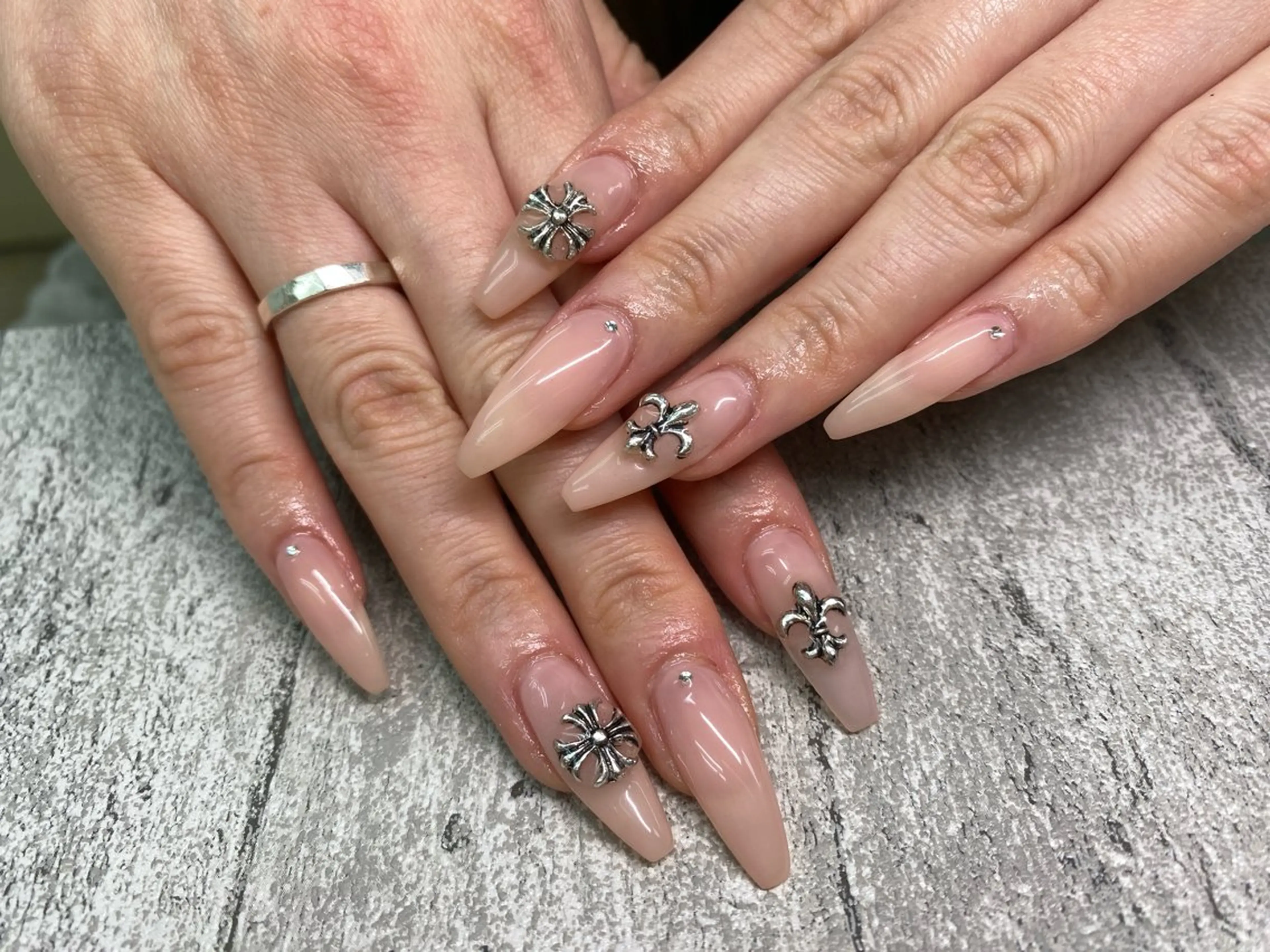 ネイル ハンドネイル Bianca🩶 TAMIYAのネイルデザイン