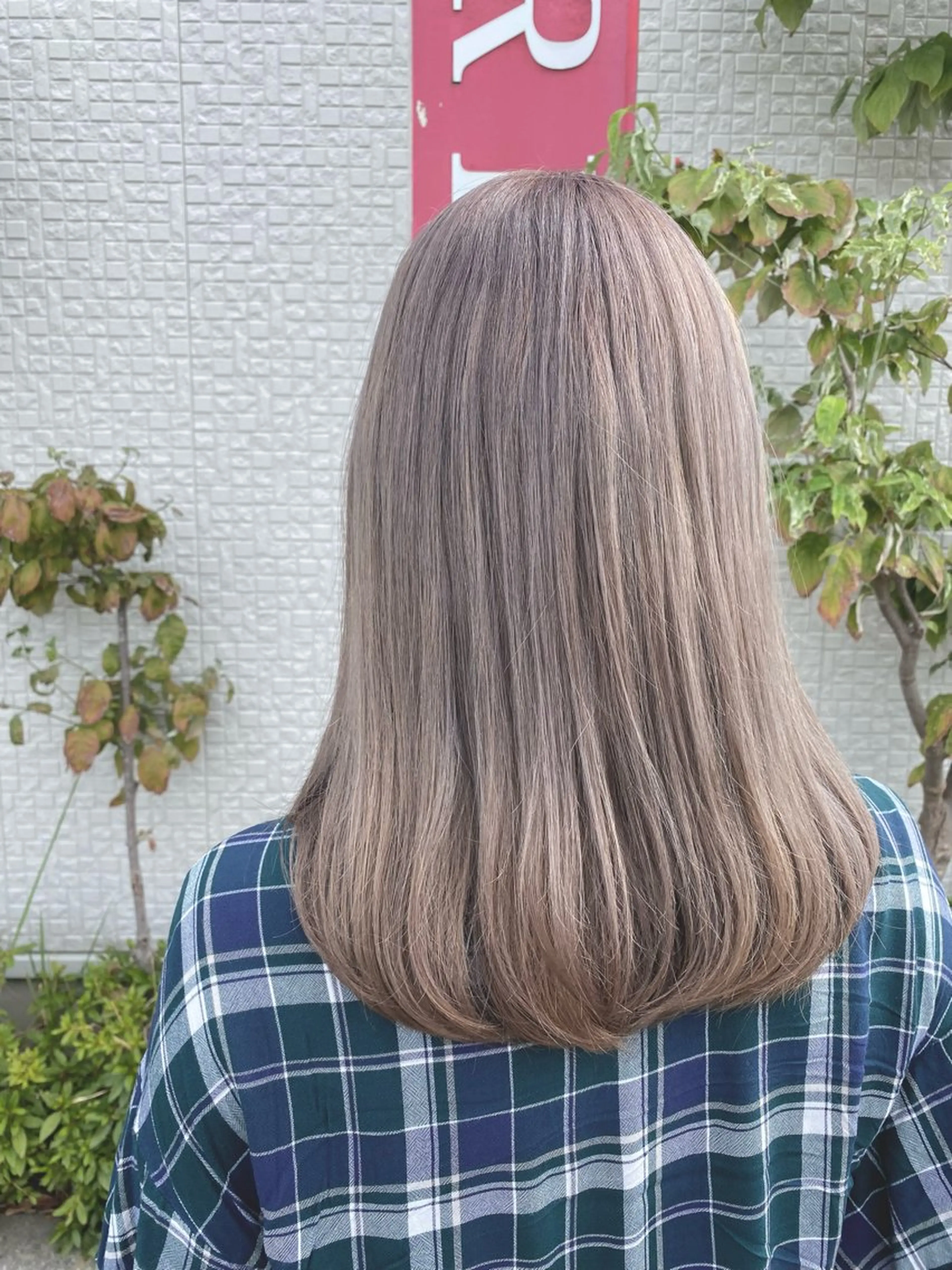 セミロング カラー 小坂 麻綾のヘアスタイル