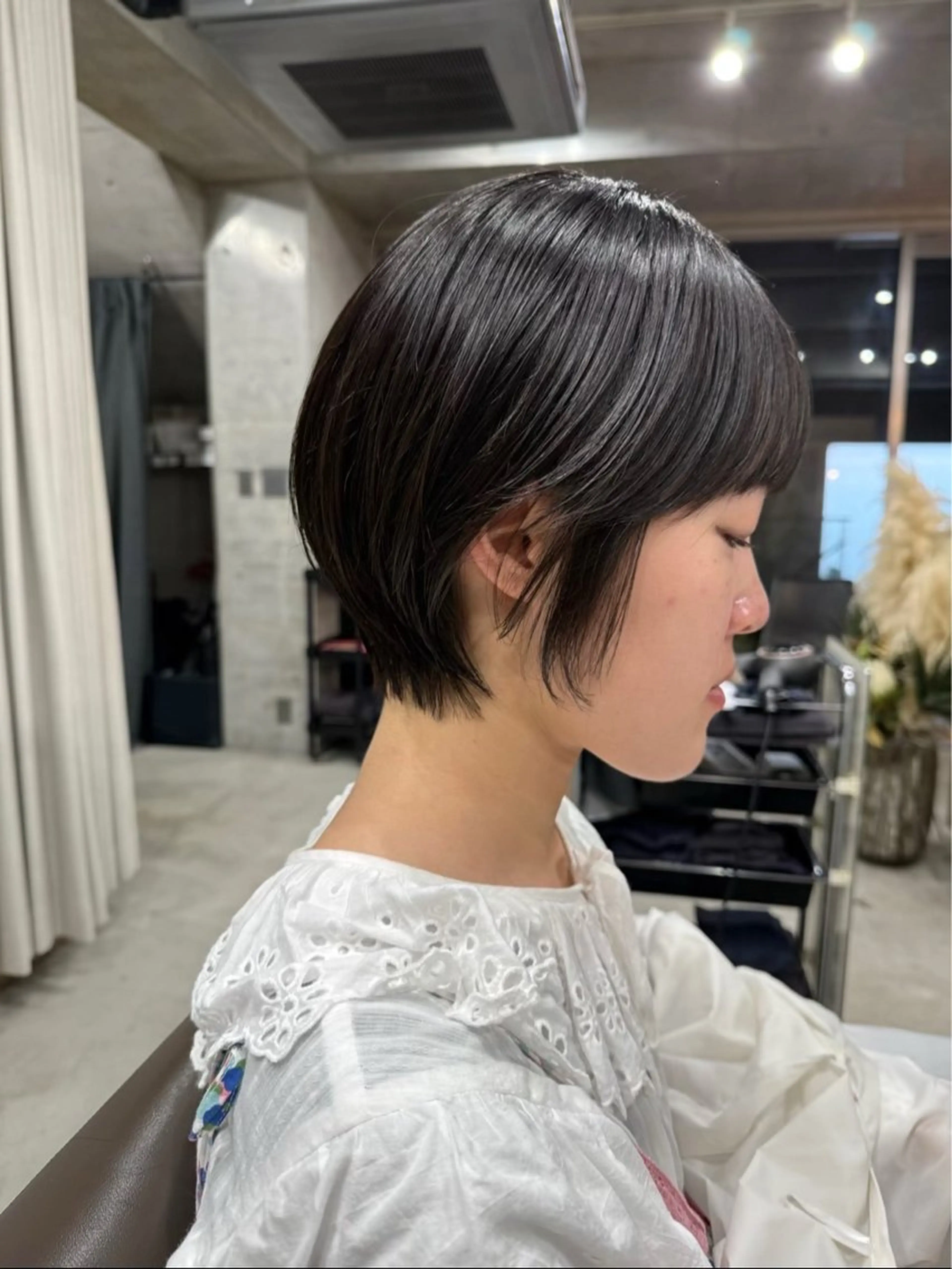 ショート カラー 曲がる縮毛矯正 センターパートのヘアスタイル