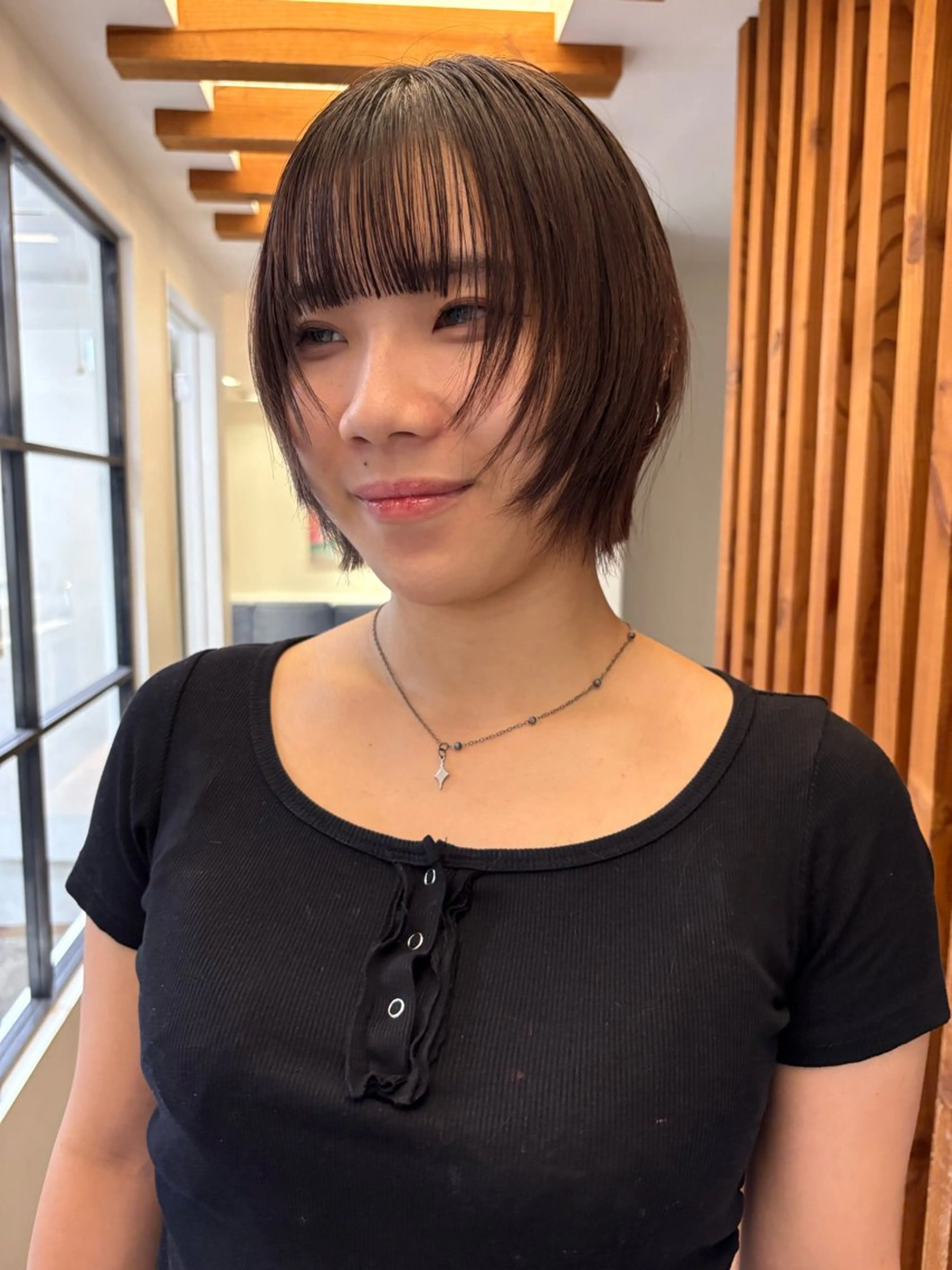 ショート レイヤーカット リカ/ハイトーン ・オリーブ🍀のヘアスタイル