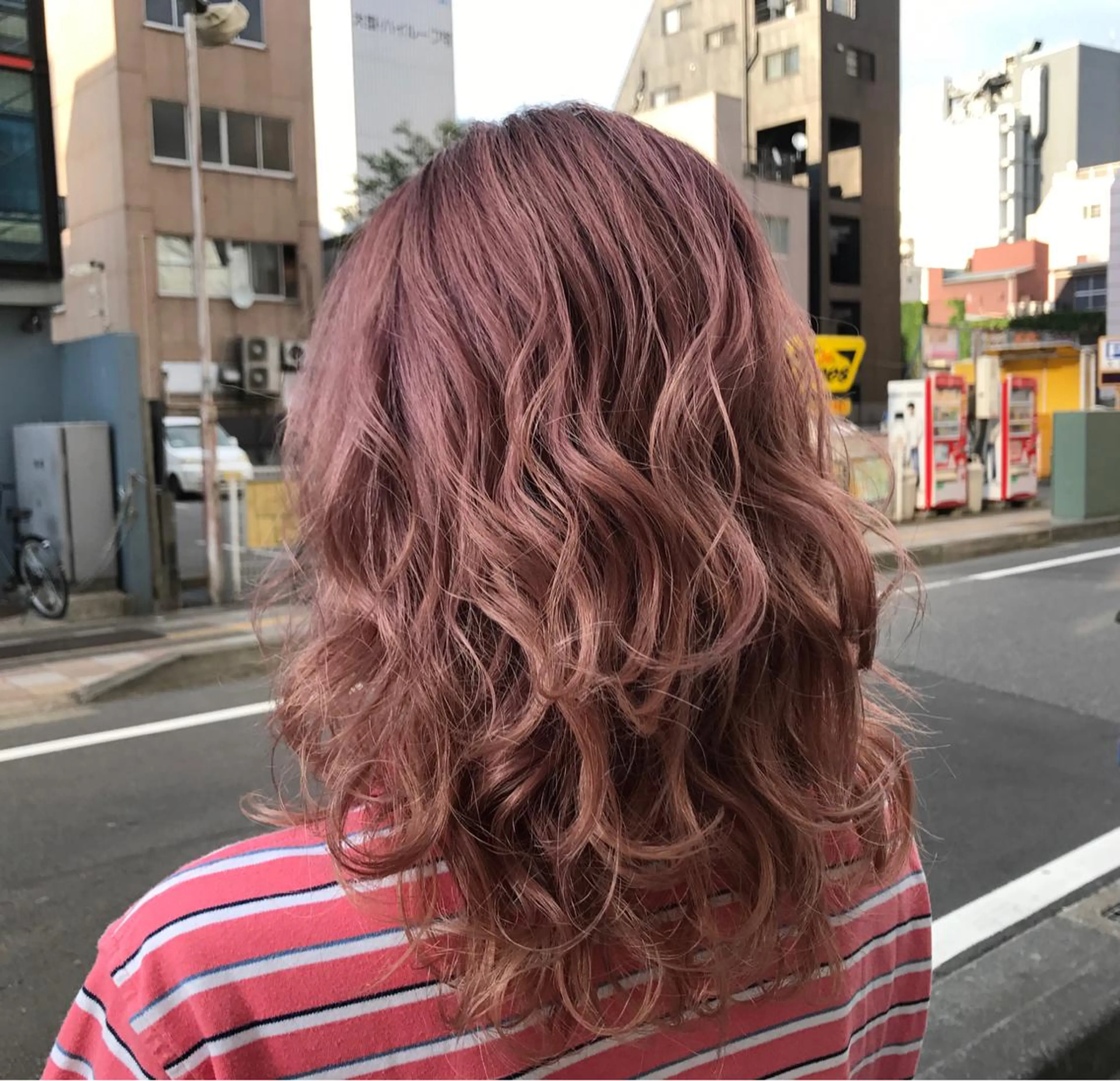 ミディアム カラー ブリーチ ピンクカラー バイオレットカラー バイオレットピンク レイヤーカット ショートスタイル /tomo.のヘアスタイル