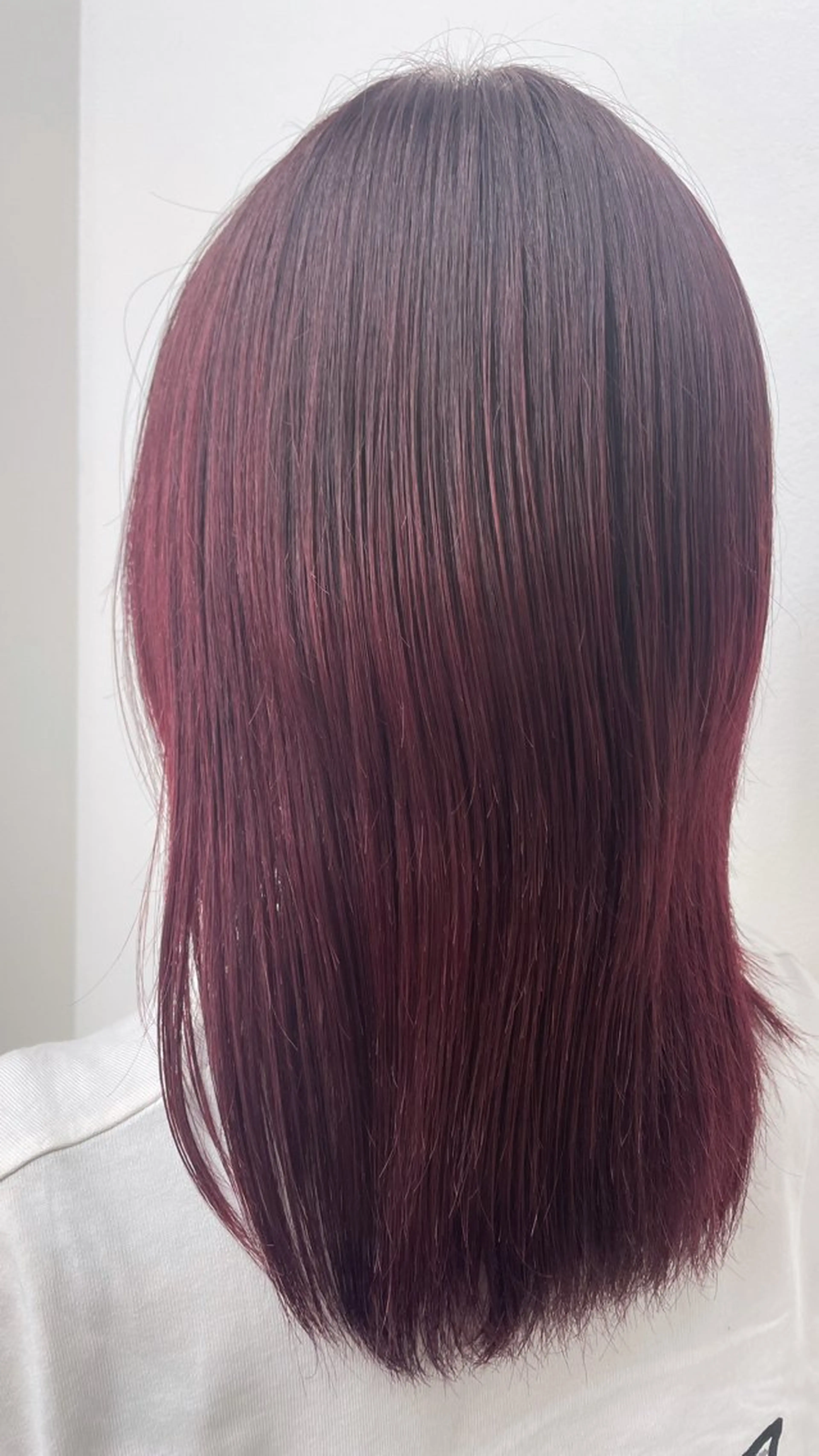 ミディアム 💕透明感赤味カラー ぱっつんボブ🩷のヘアスタイル