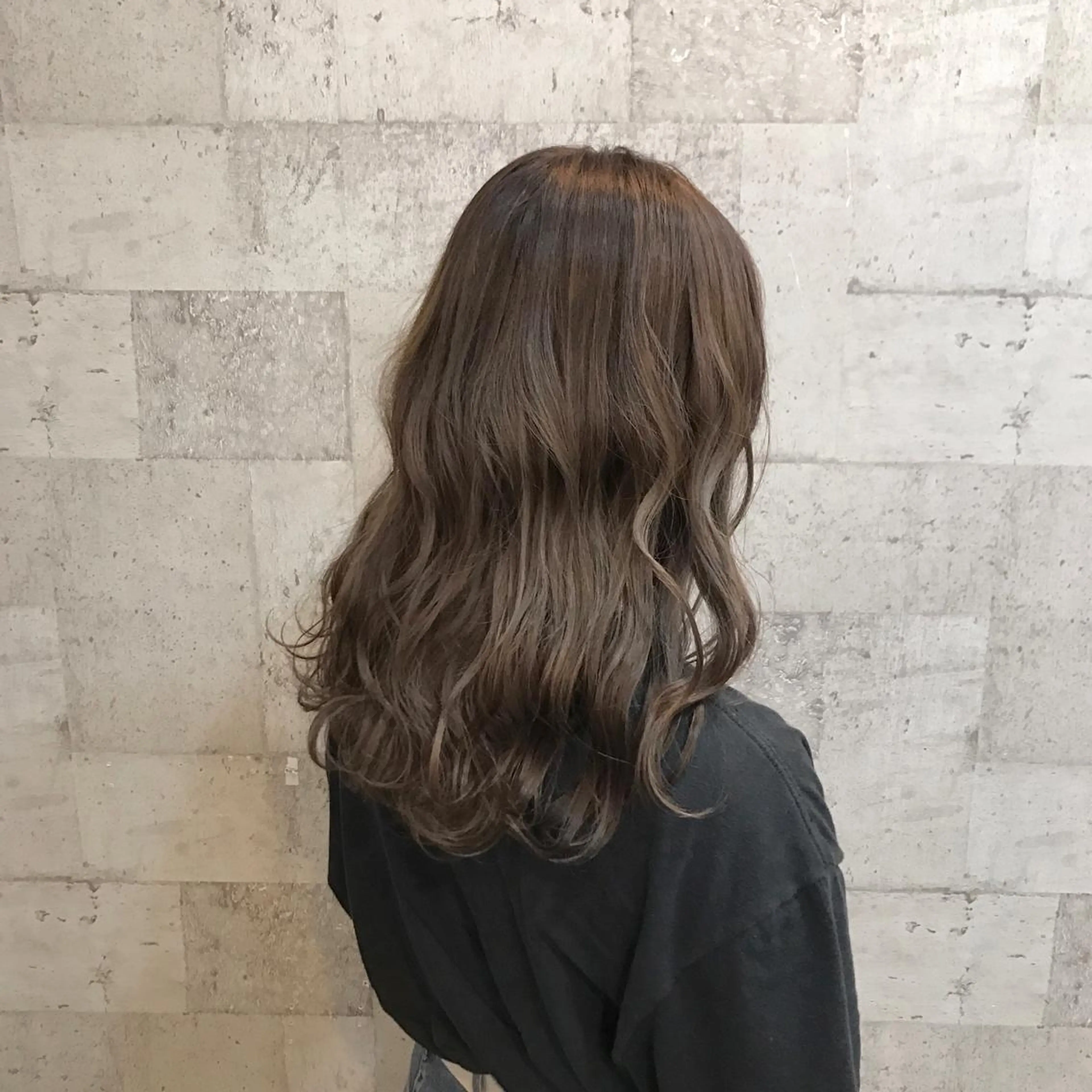 セミロング カラー ハイライトカラー シルバー ハイライト インナーカラー/天神 ブリーチ/吉田のヘアスタイル