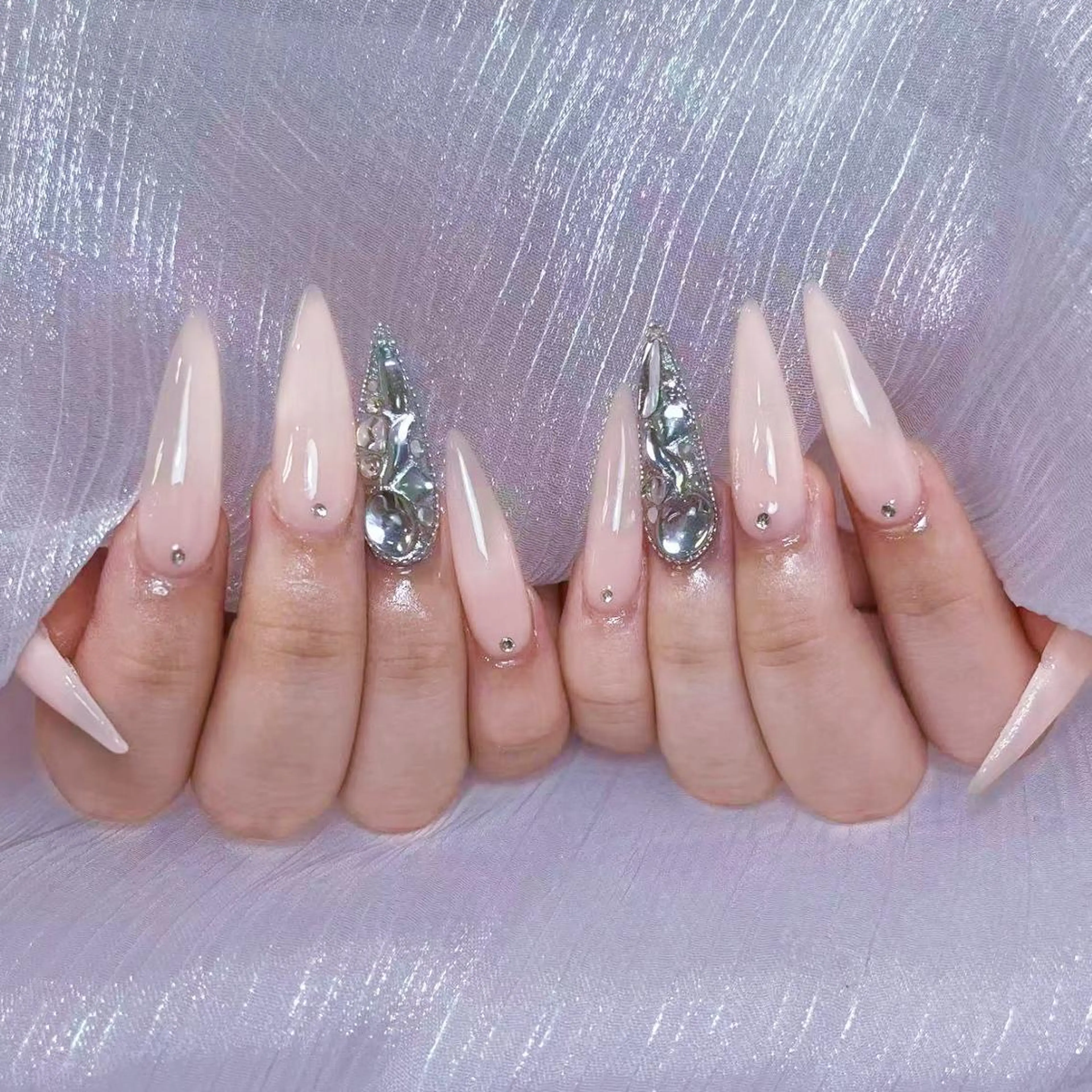 ネイル アートネイル オーロラネイル ガーリー キラキラネイル 韓国ネイル Leah 💅のネイルデザイン