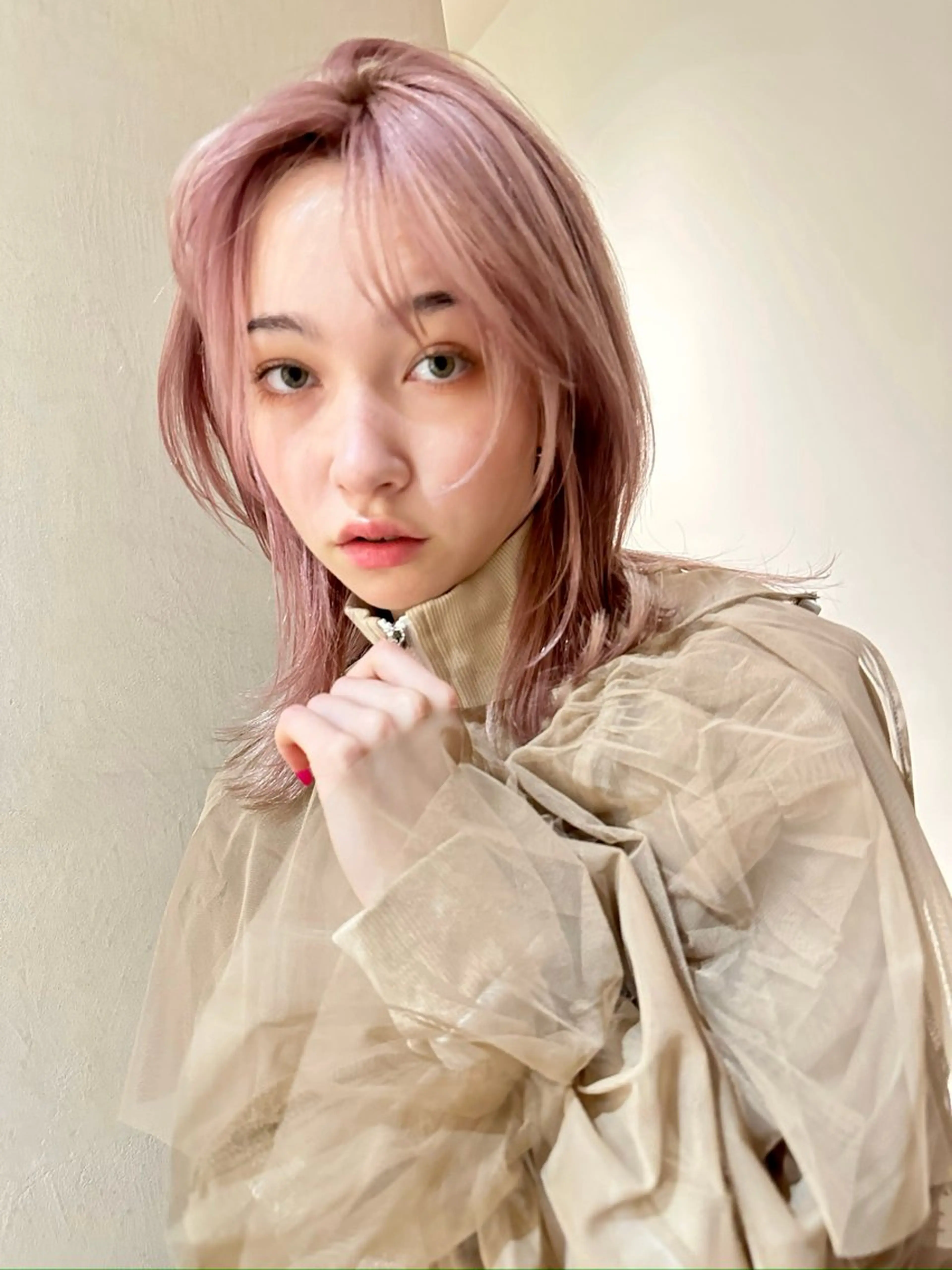 ミディアム Hug👩🏼‍🦱 ハイトーンボブのヘアスタイル