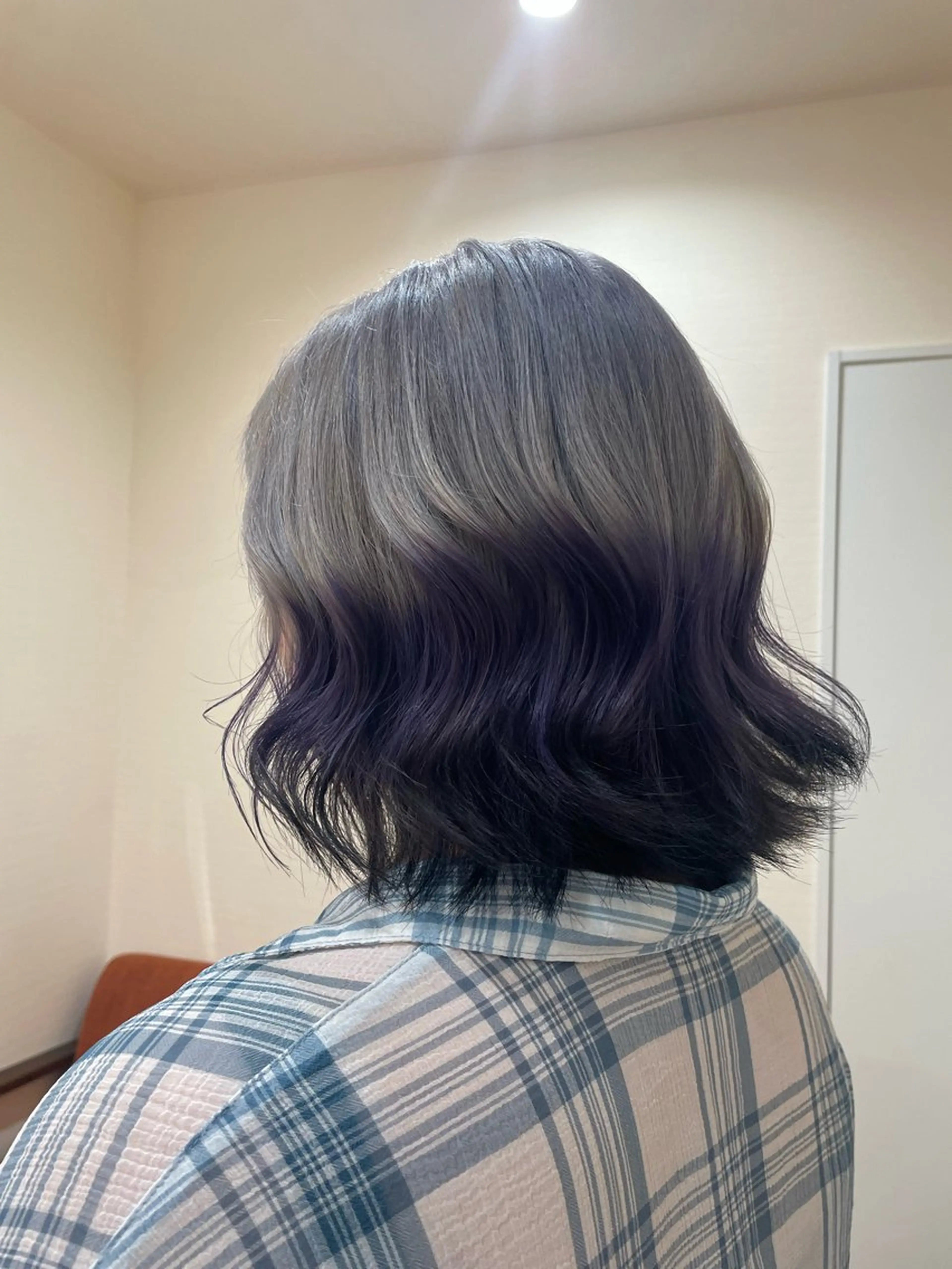 カラー 黒髪 ブリーチ シルバー ヘアカラー 金森 実海のヘアスタイル