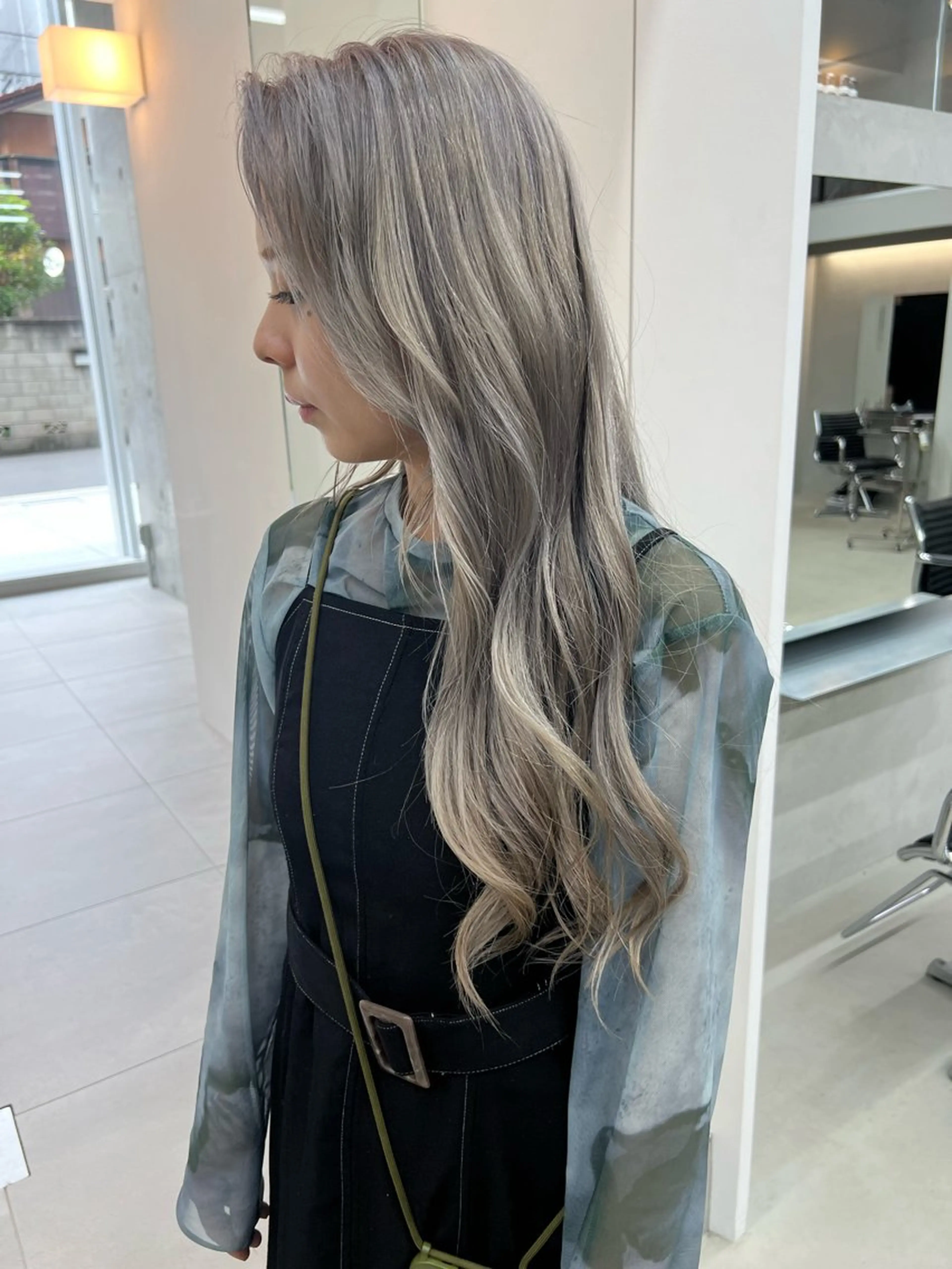 ロング カラー ブリーチ ブロンド グレージュ シルバー シルバーグレージュ カット ヘアカラー トリートメント 吉沢遣人/レイヤー 艶カラー/抜け感のヘアスタイル