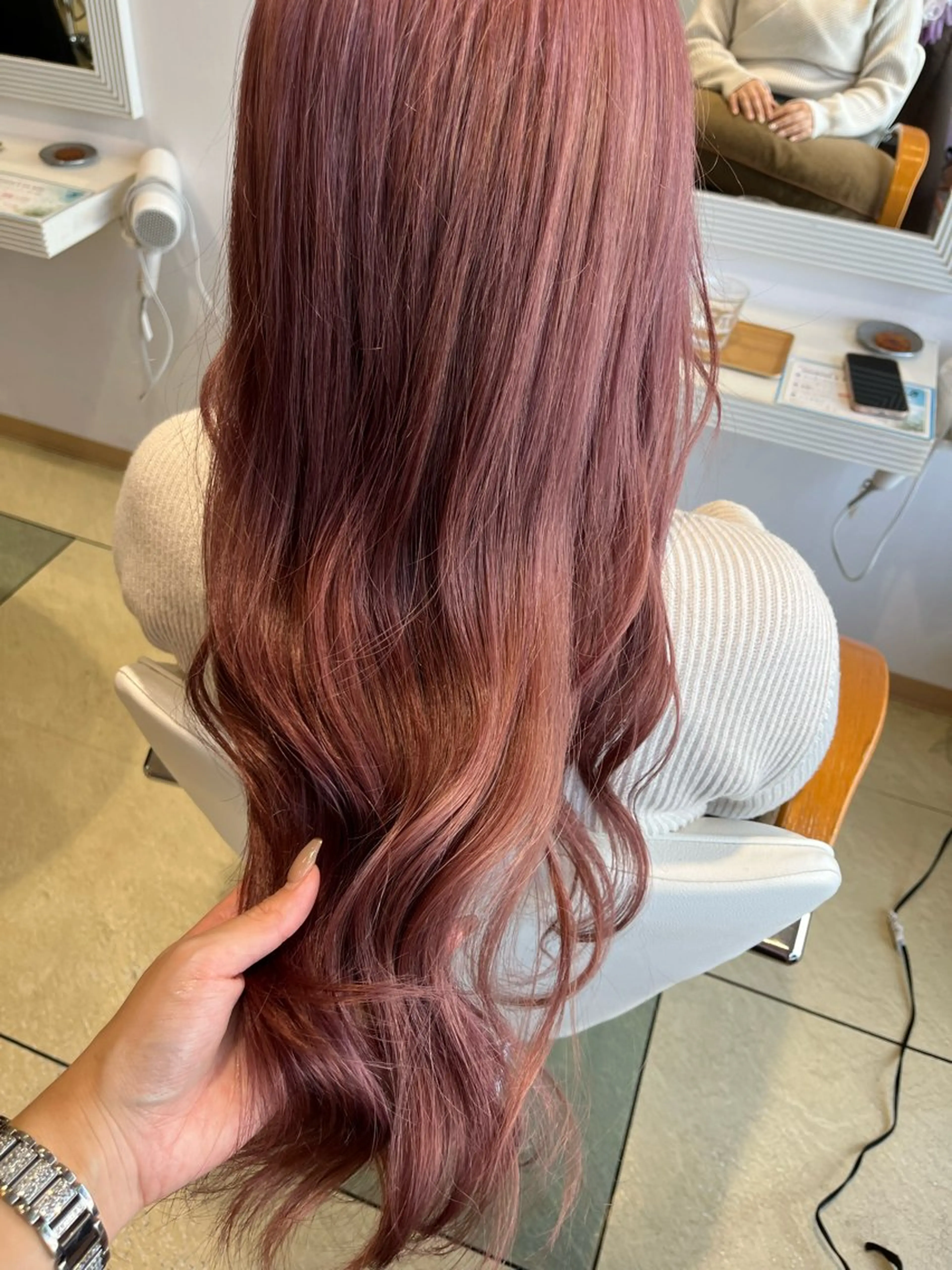 ロング カラー momb 折戸結菜のヘアスタイル