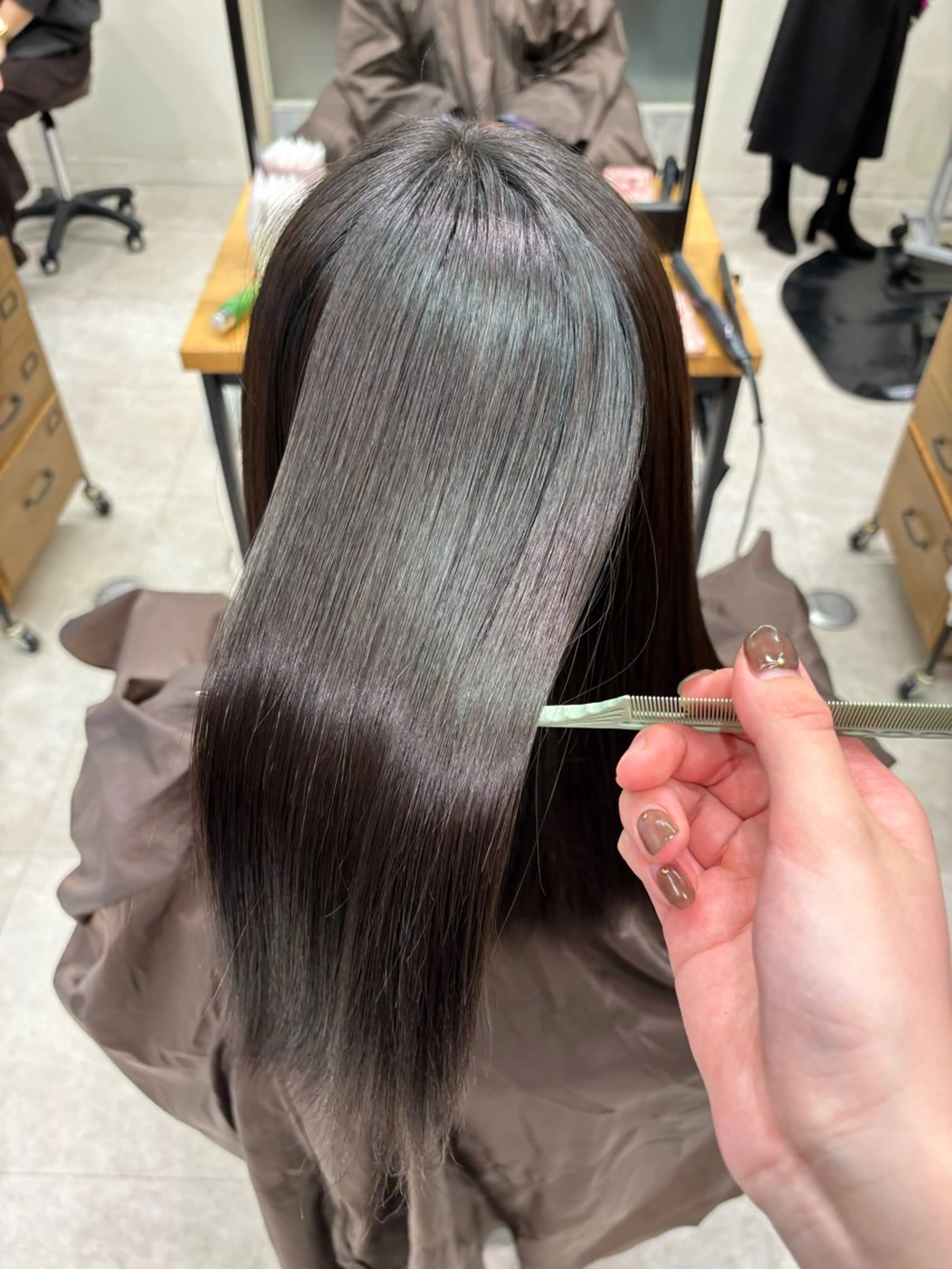 セミロング パーマ 髪質改善 縮毛矯正 トリートメント 酸性ストレート ストレートパーマ 縮毛矯正 垢抜け小顔レイヤー オリーブ/スミレのヘアスタイル