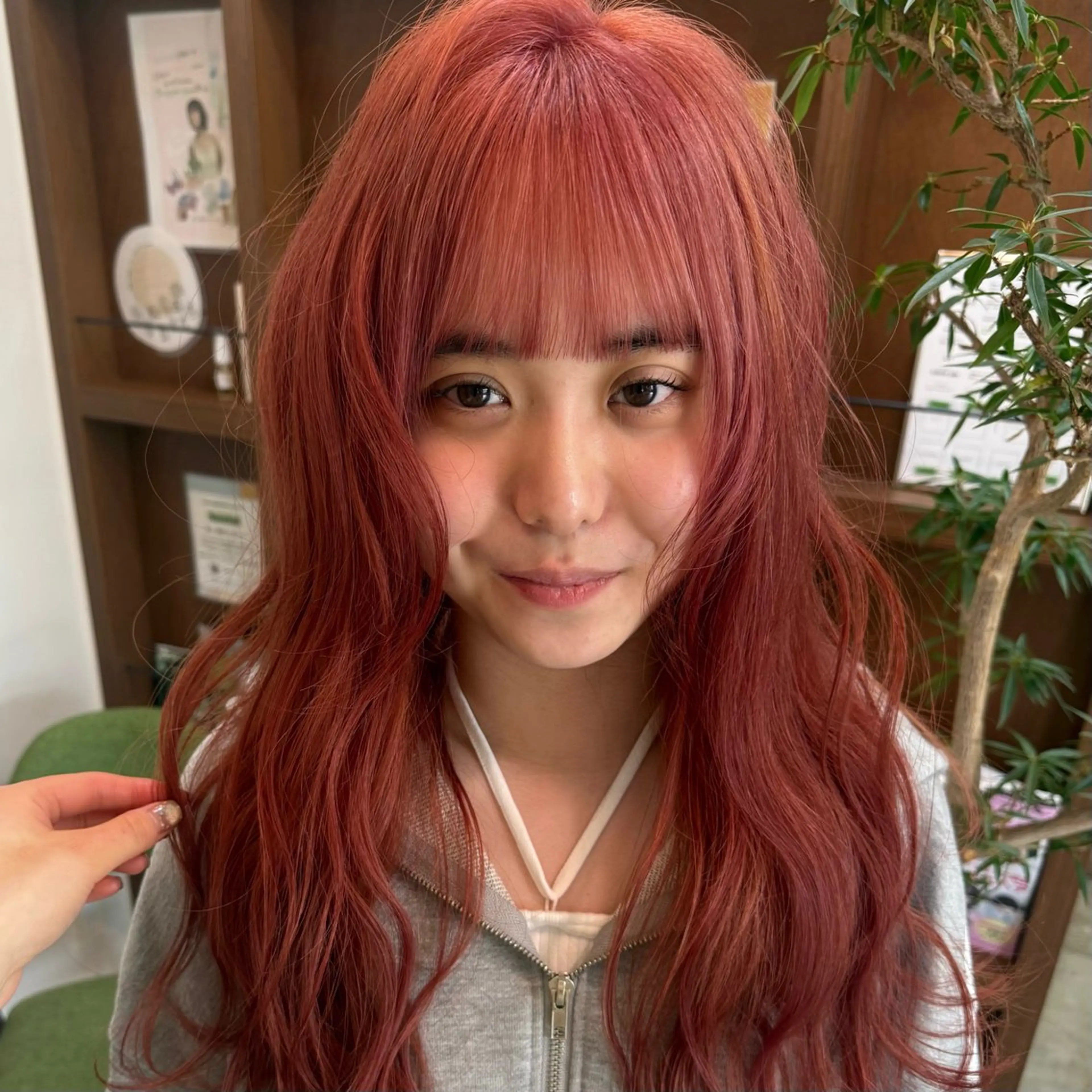 ロング カラー ベージュカラー ブリーチ ピンクカラー 卒業式のヘアスタイル 似合わせカット ヘアカラー トリートメント shin enom yuukaのヘアスタイル