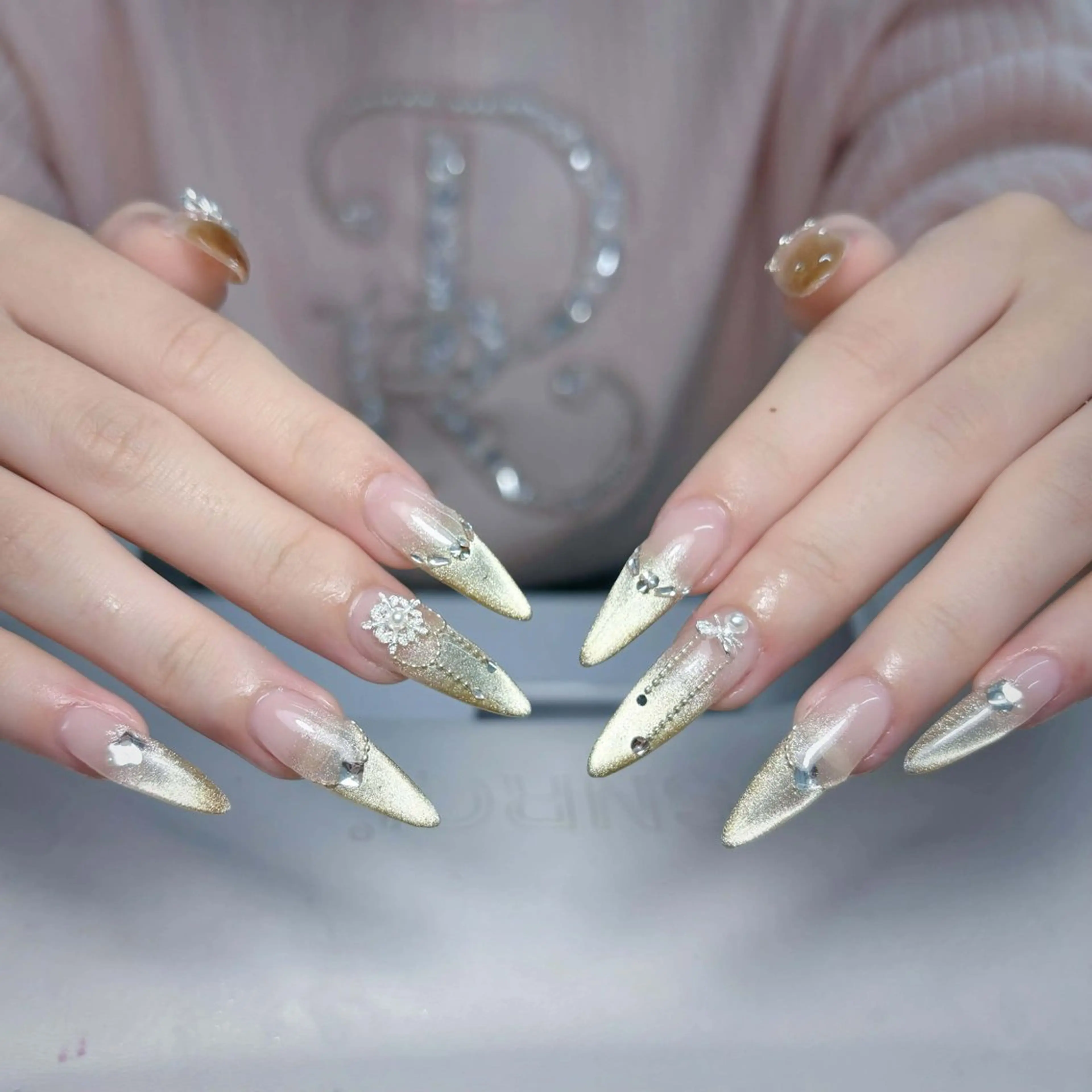 ネイル オーロラネイル ボルドー ブラウン ハート ラメ(グリッター) ハンドネイル ハンドケア Nova Nailのネイルデザイン