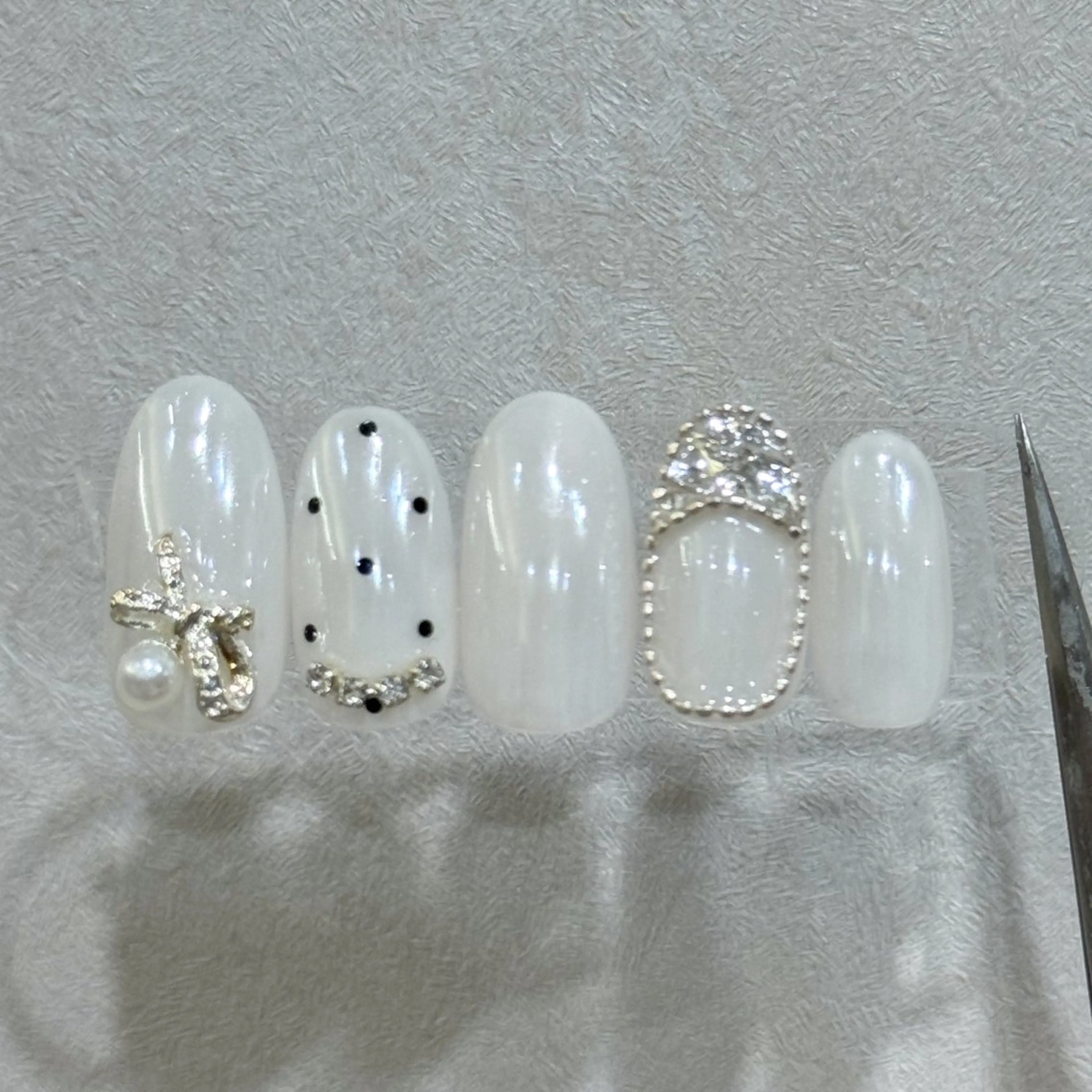 ネイル ドット ガーリー リボン ホワイト 冬ネイル ハンドネイル 韓国ネイル/ワンホン ネイル🎀表参道3分のネイルデザイン