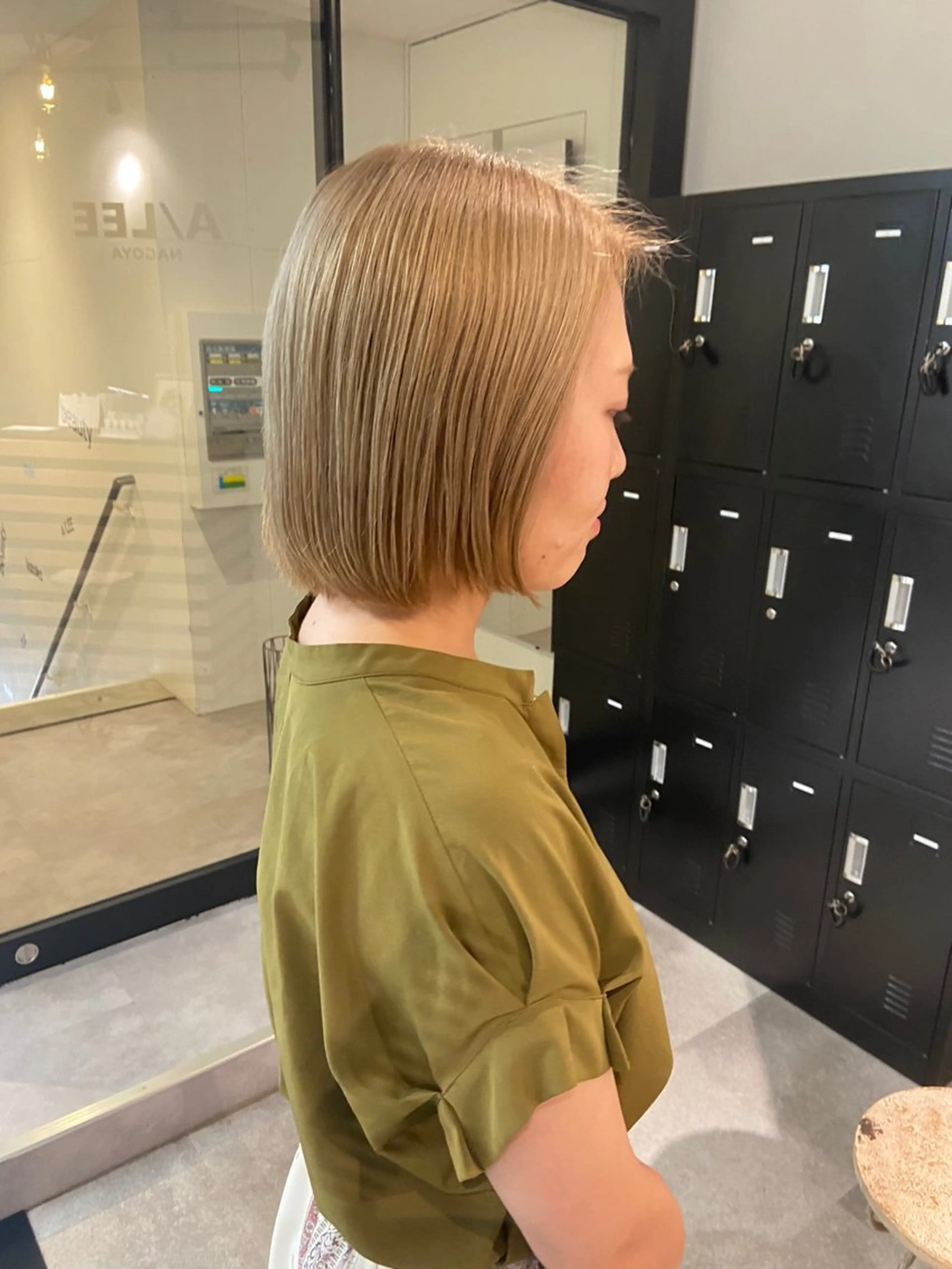 ショート カラー ベージュカラー ミルクティーベージュ ヘアカラー トリートメント ウルフカット レイヤーカット上柿のヘアスタイル