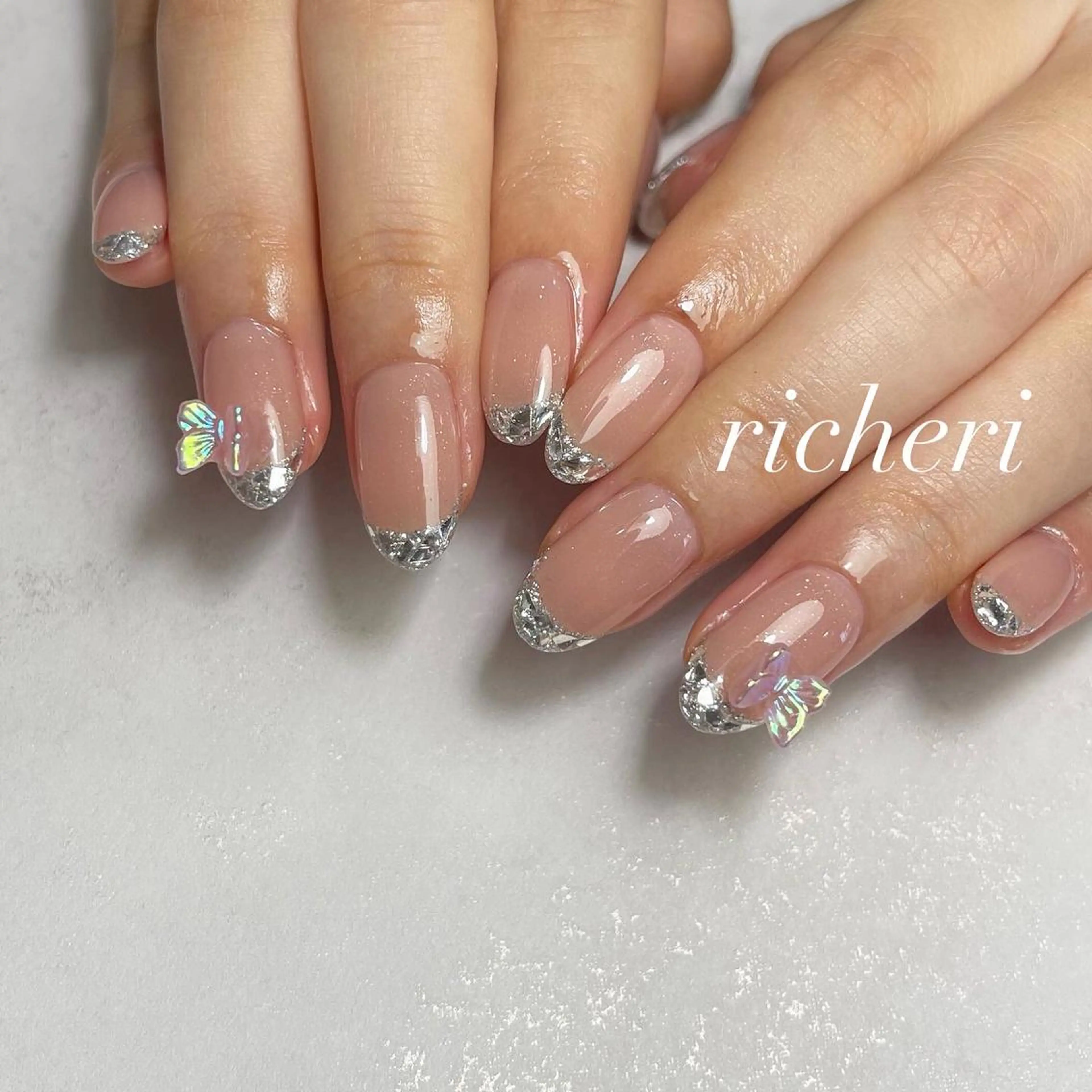 ミディアム ネイル 韓国風ヘア アートネイル フレンチネイル ジェルネイル ガラスフレンチ richeri beautyのエステ・リラクイメージ