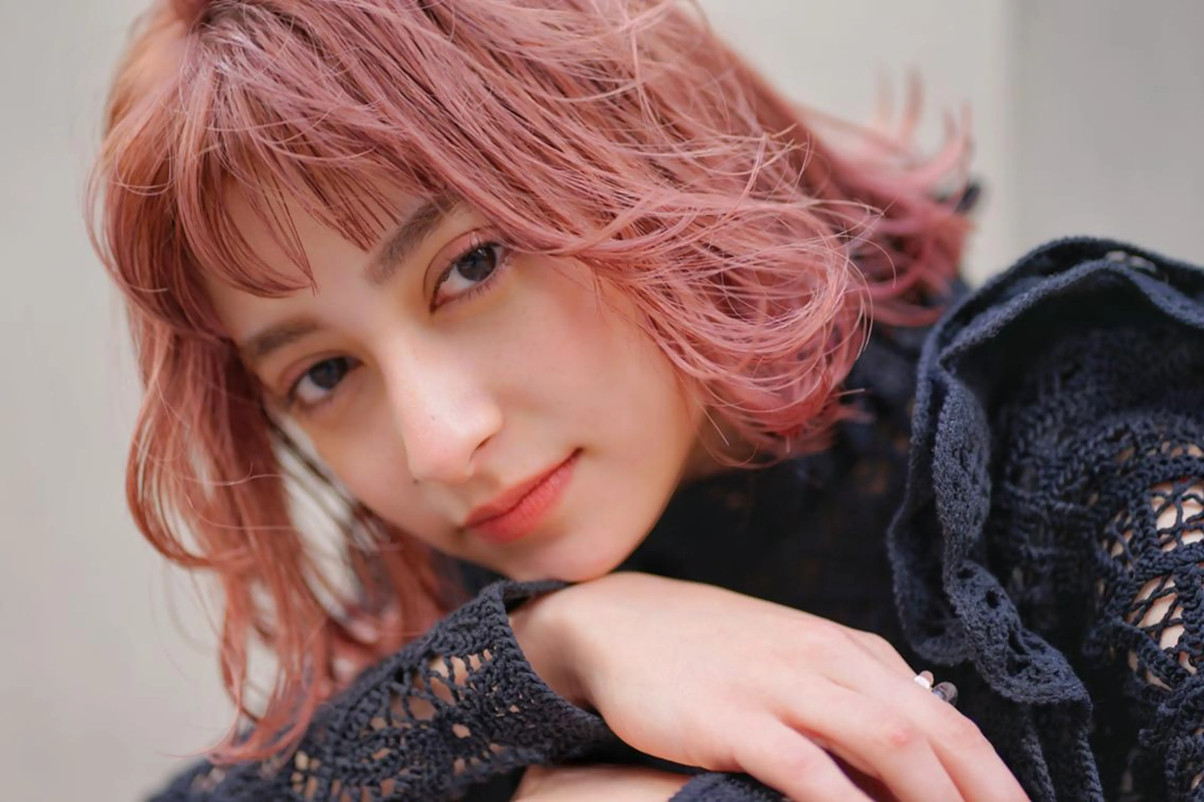 ミディアム パーマ カラー イルミナカラー オン眉 シースルーバング ワイドバング カット N° +aero 横浜のヘアスタイル