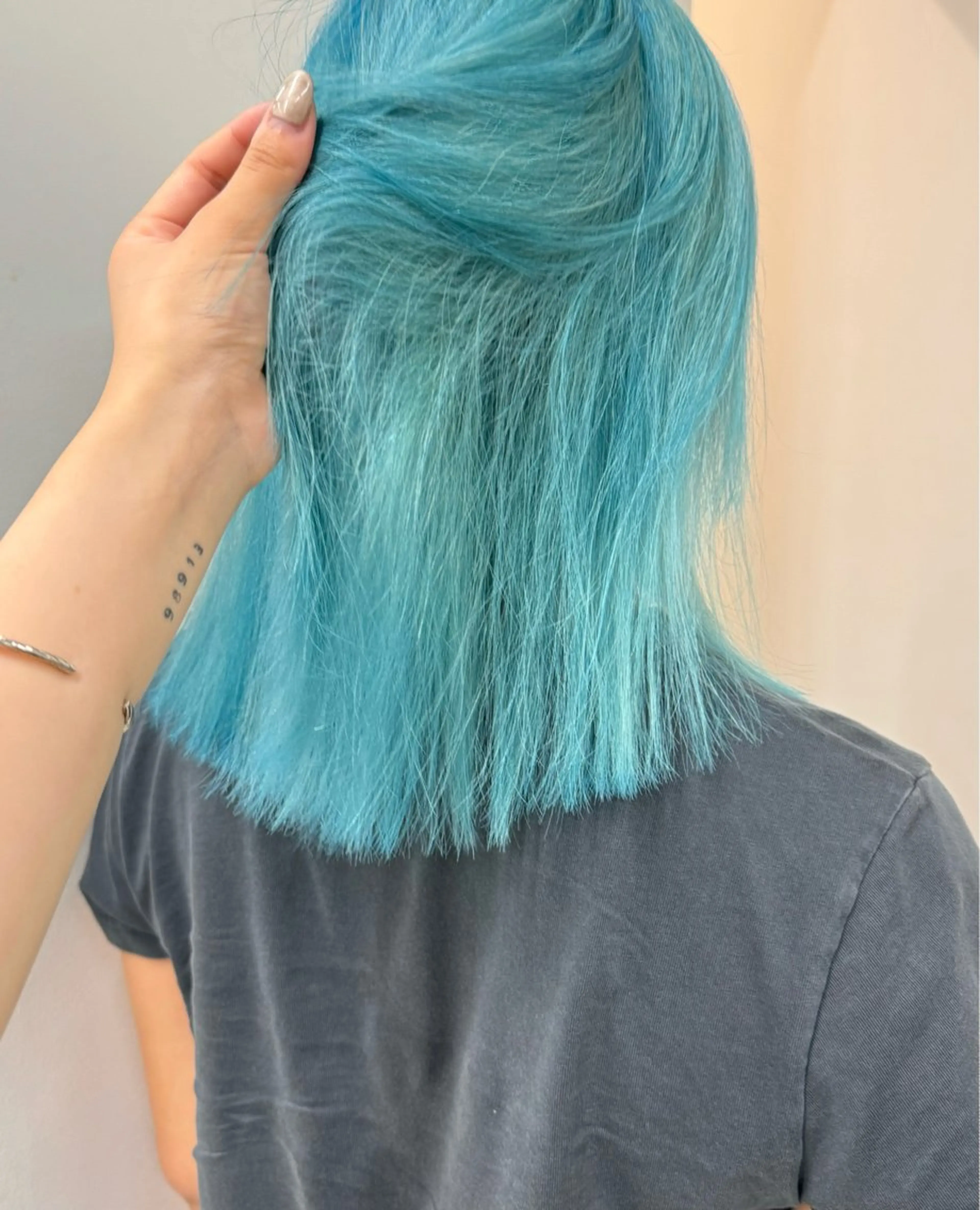 セミロング カラー GO TODAY シェアサロン Flos店所属・🫧ハイトーン✨格安 より質💐マンツーマのヘアスタイル