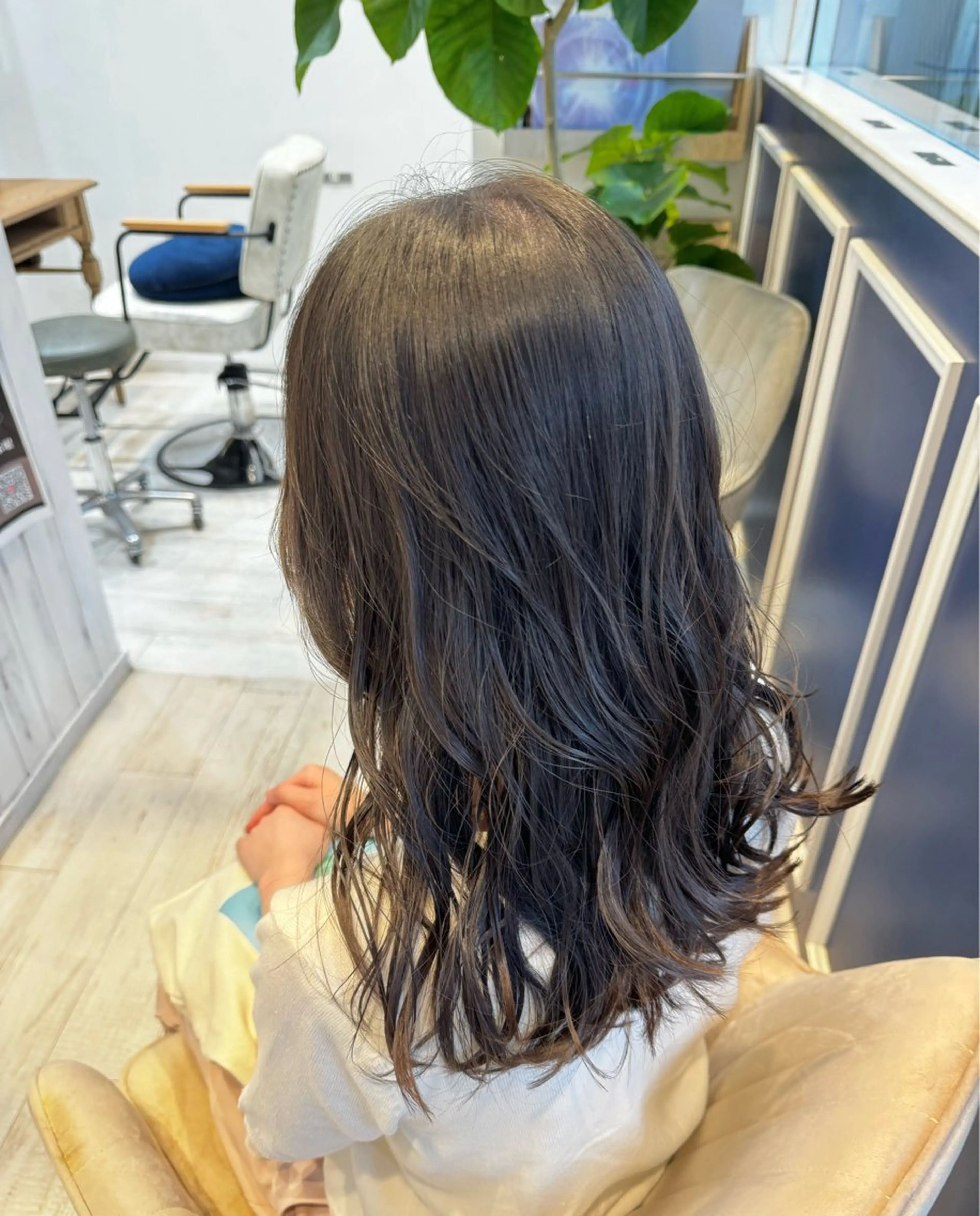 ミディアム 顔まわりレイヤー 顔周りカット レイヤーカット カット 吉田 新平のヘアスタイル