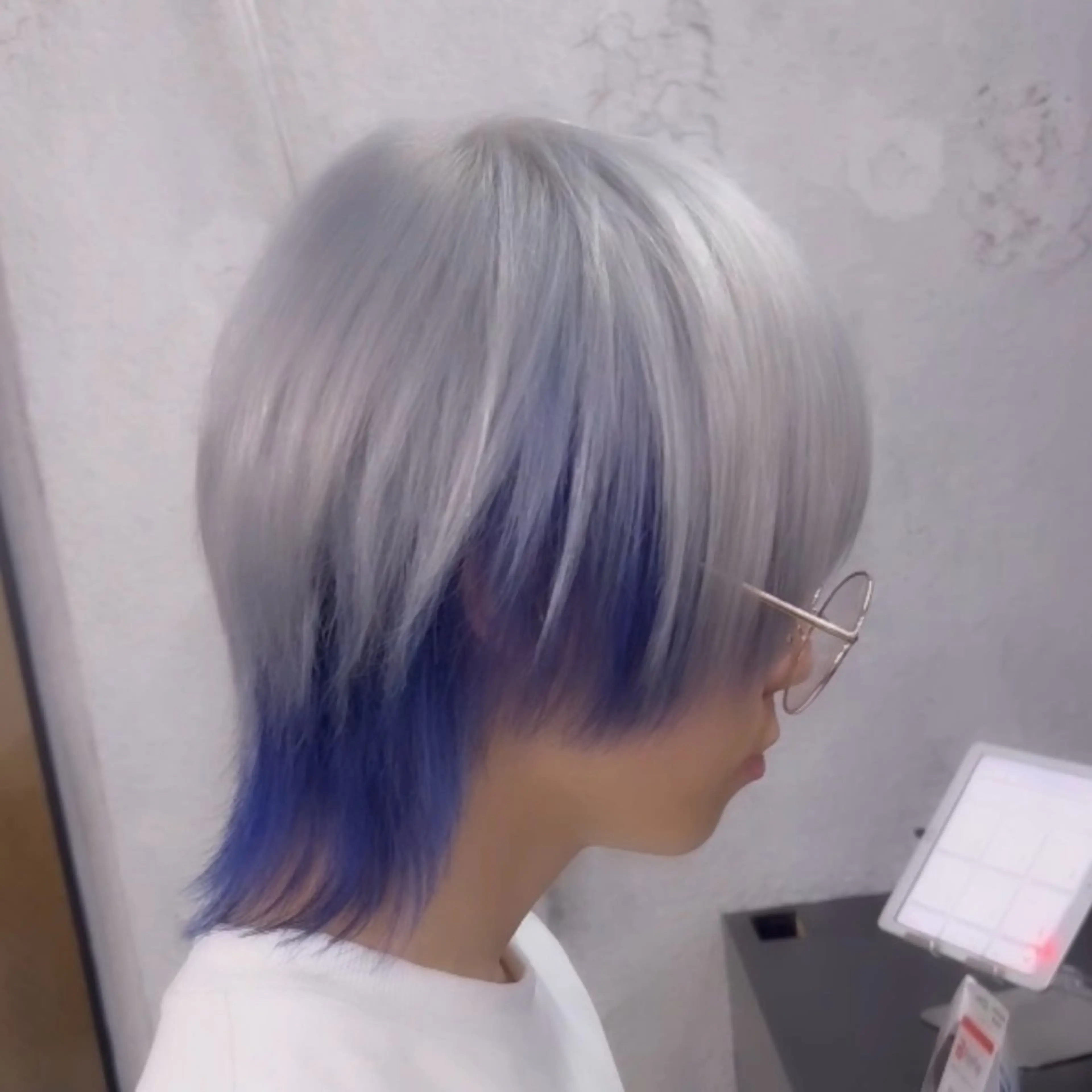 ショート ツートーンカラー カット ヘアカラー メンズハイトーン 佐藤智頼のヘアスタイル