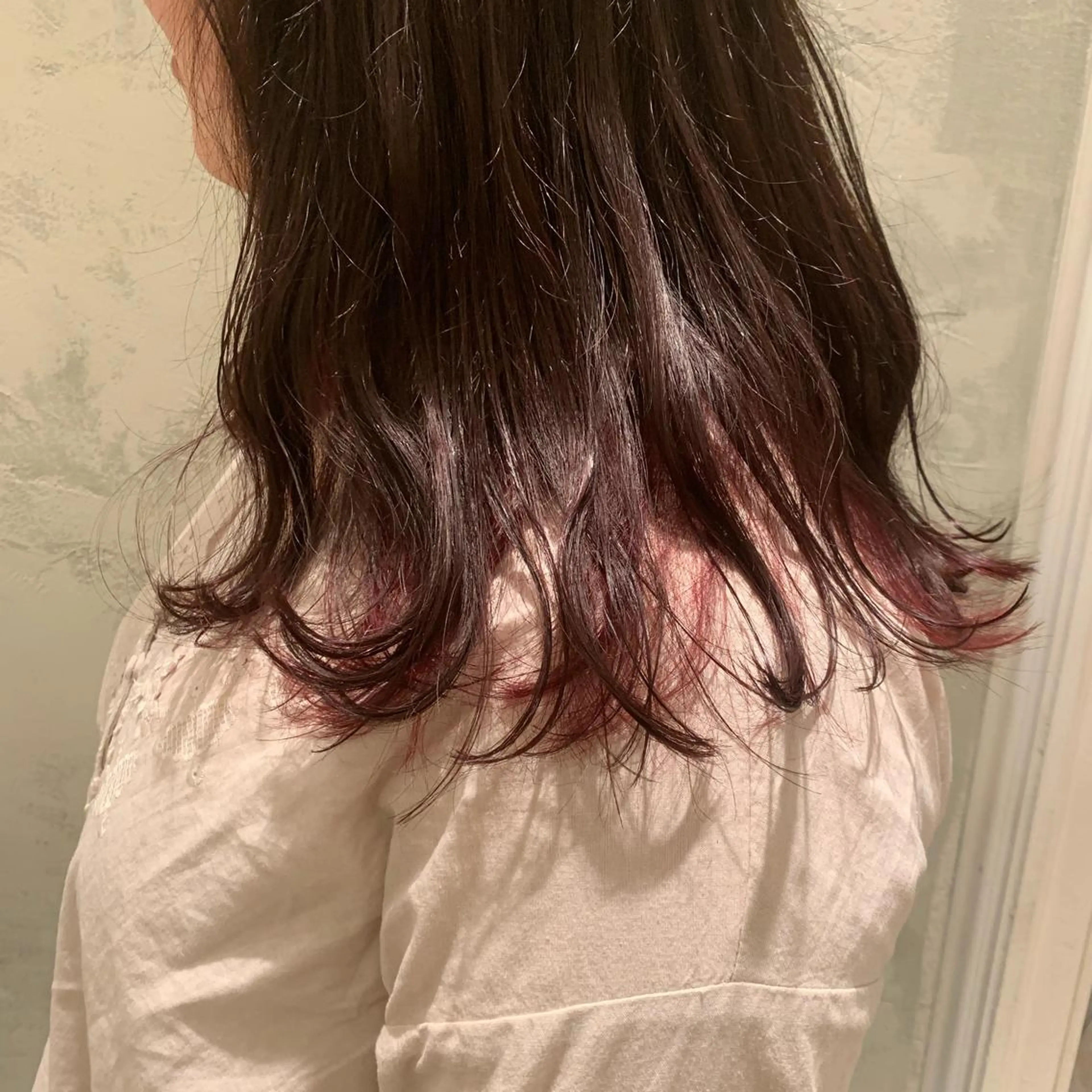ロング SAKINO． ベージュカラーのヘアスタイル
