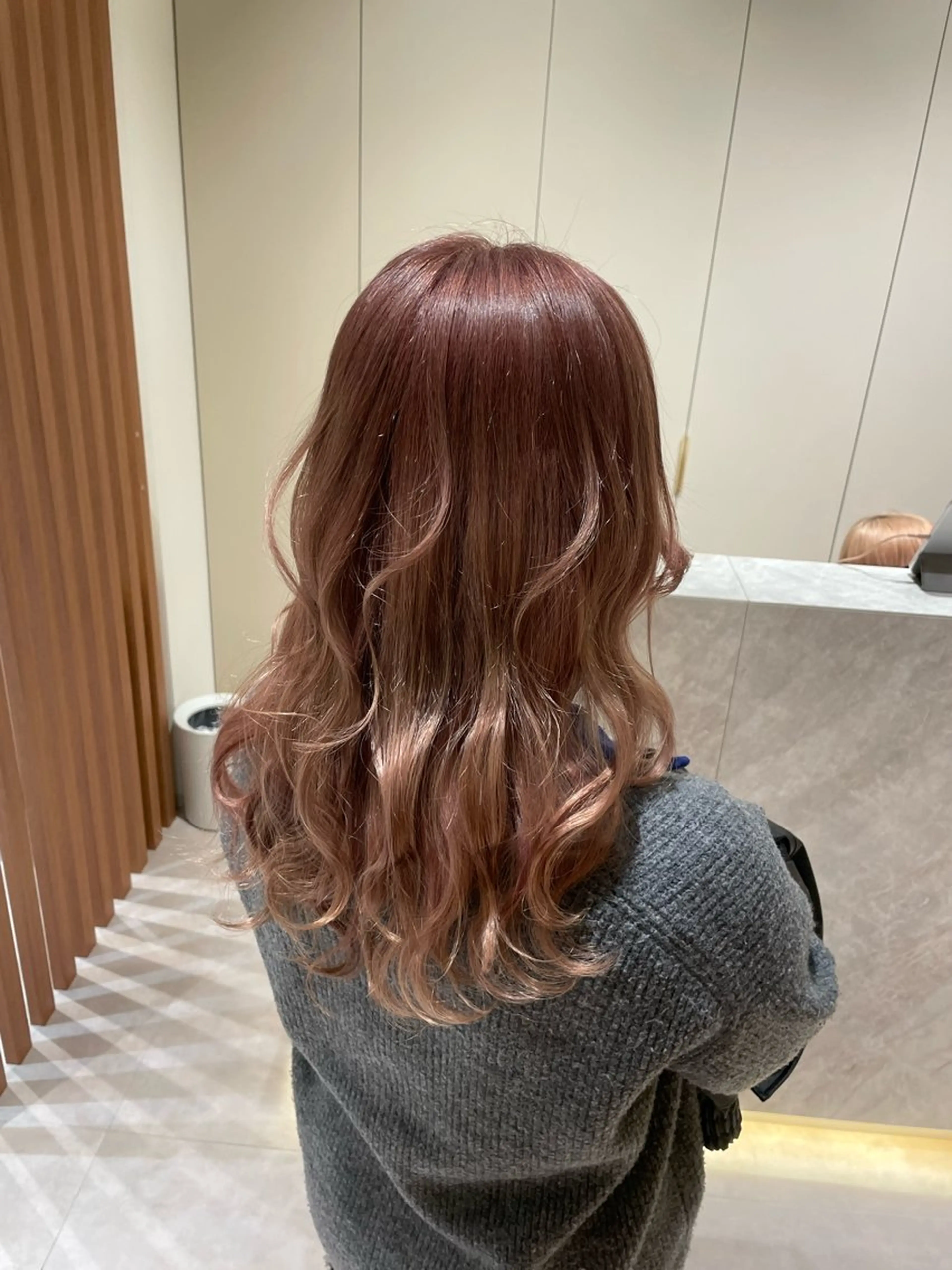 セミロング カラー ブリーチ ハイトーンカラー 脱白髪染め白髪ぼかし TERA（寺崎）のヘアスタイル