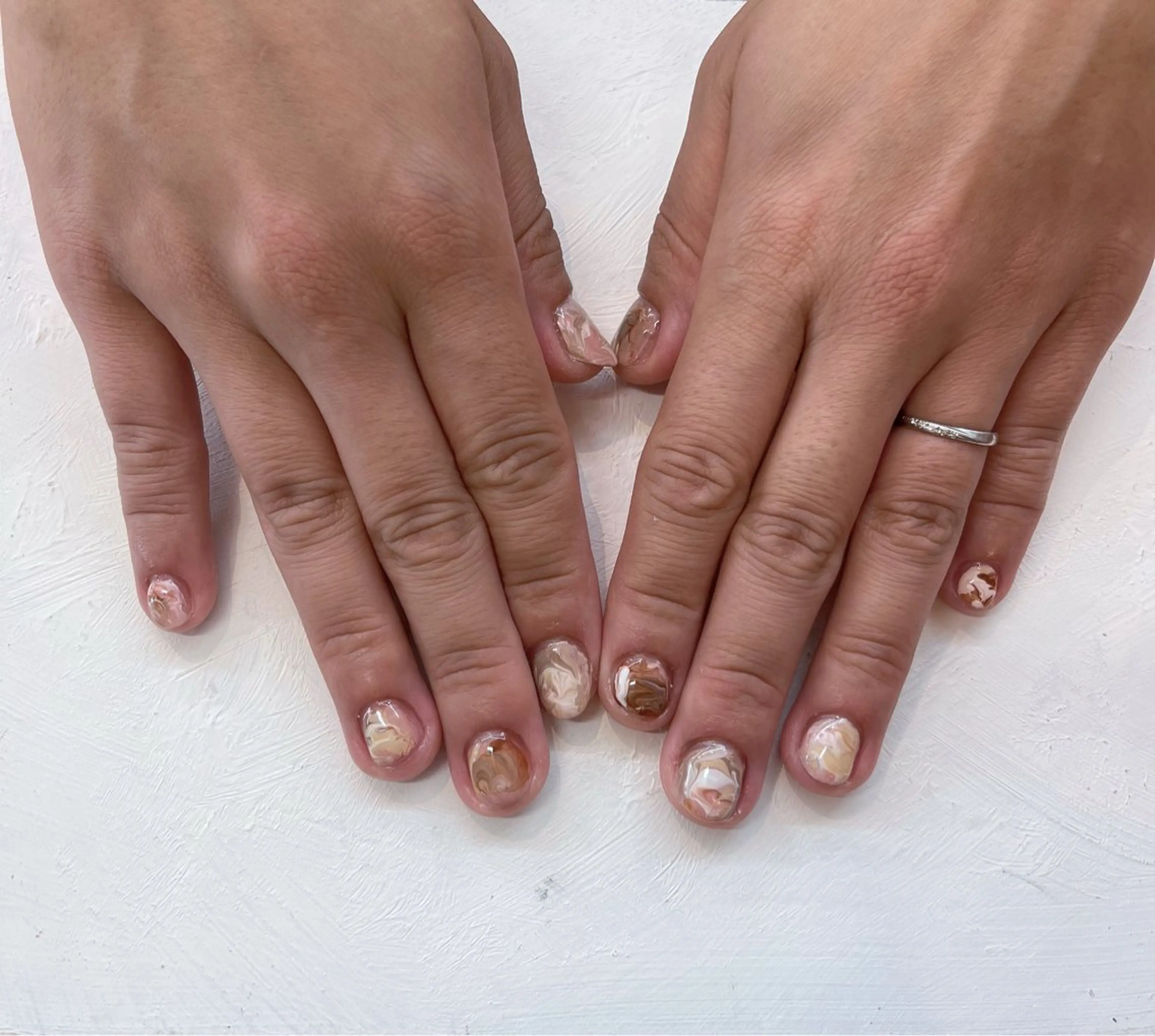 ネイル ジェルネイル 大理石ネイル(マーブル) ニュアンスネイル 羽兼 楓夏の眉毛・アイブロウイメージ