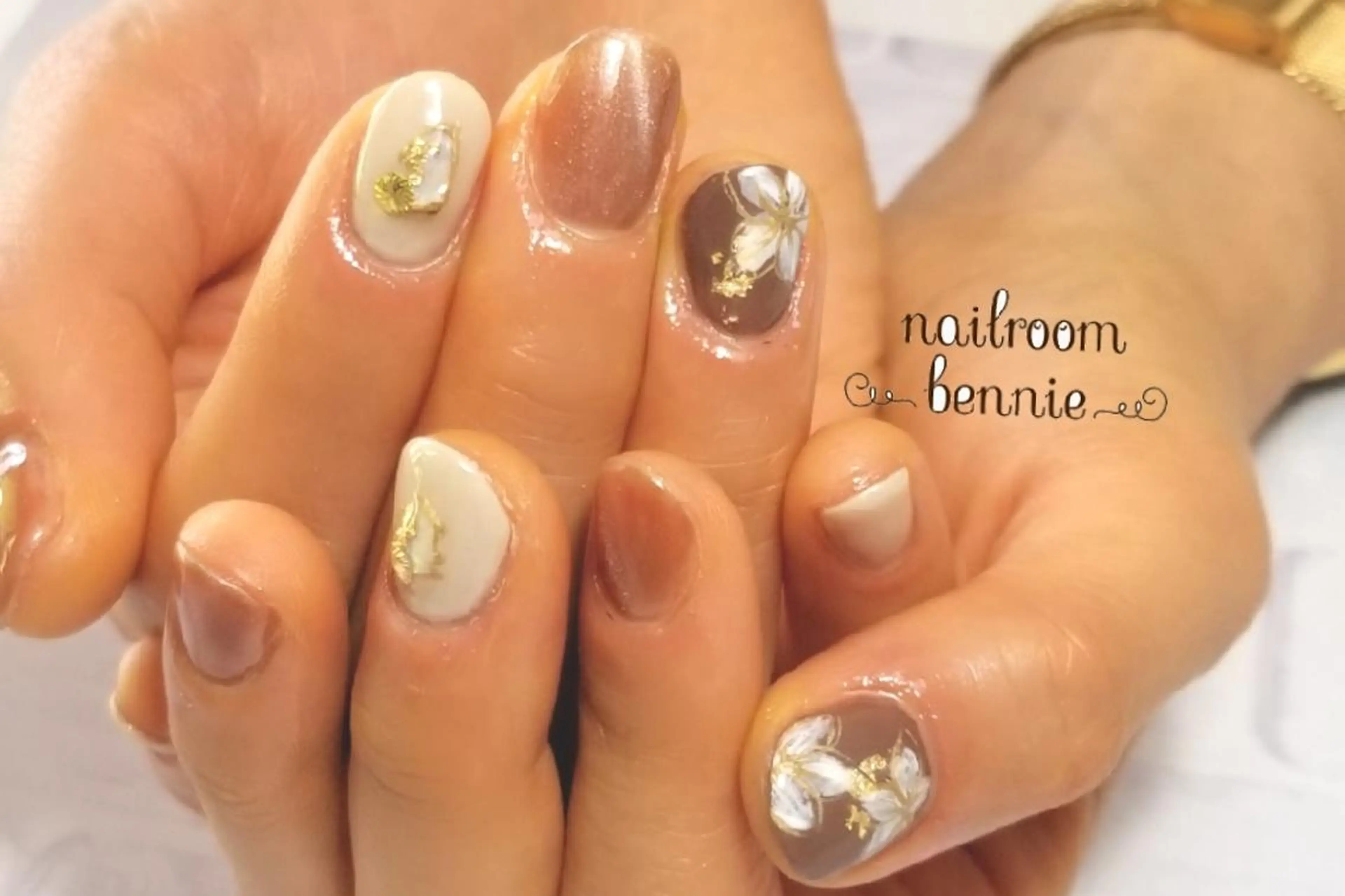 ネイル フラワーネイル ゴールド ラメ(グリッター) ニュアンスネイル シルバー ハンドネイル   BENNIEのネイルデザイン