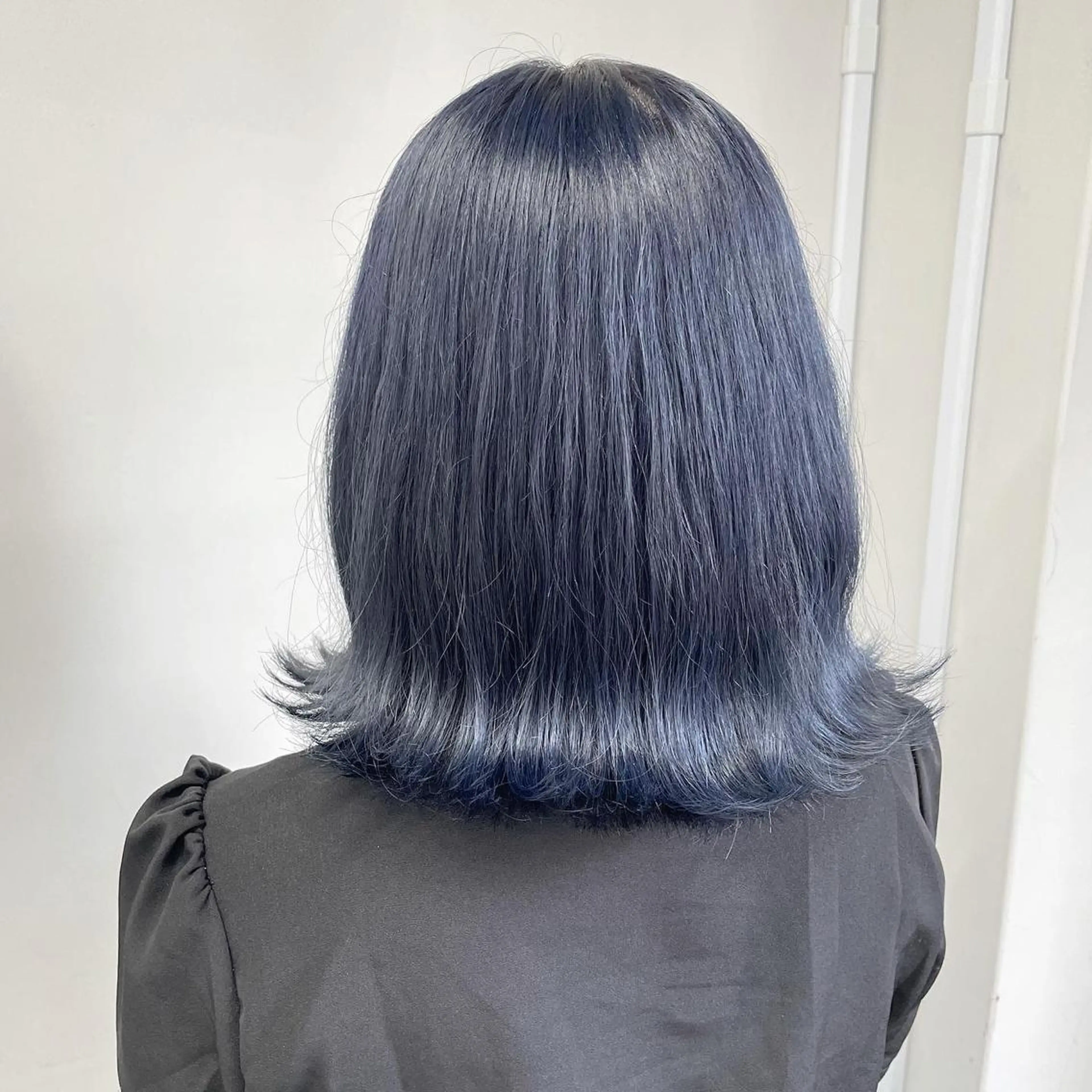 ミディアム カラー 黒髪 ブリーチ ブルーカラー ブルーブラック ケアブリーチ ベージュカラー💖 やすひろのヘアスタイル