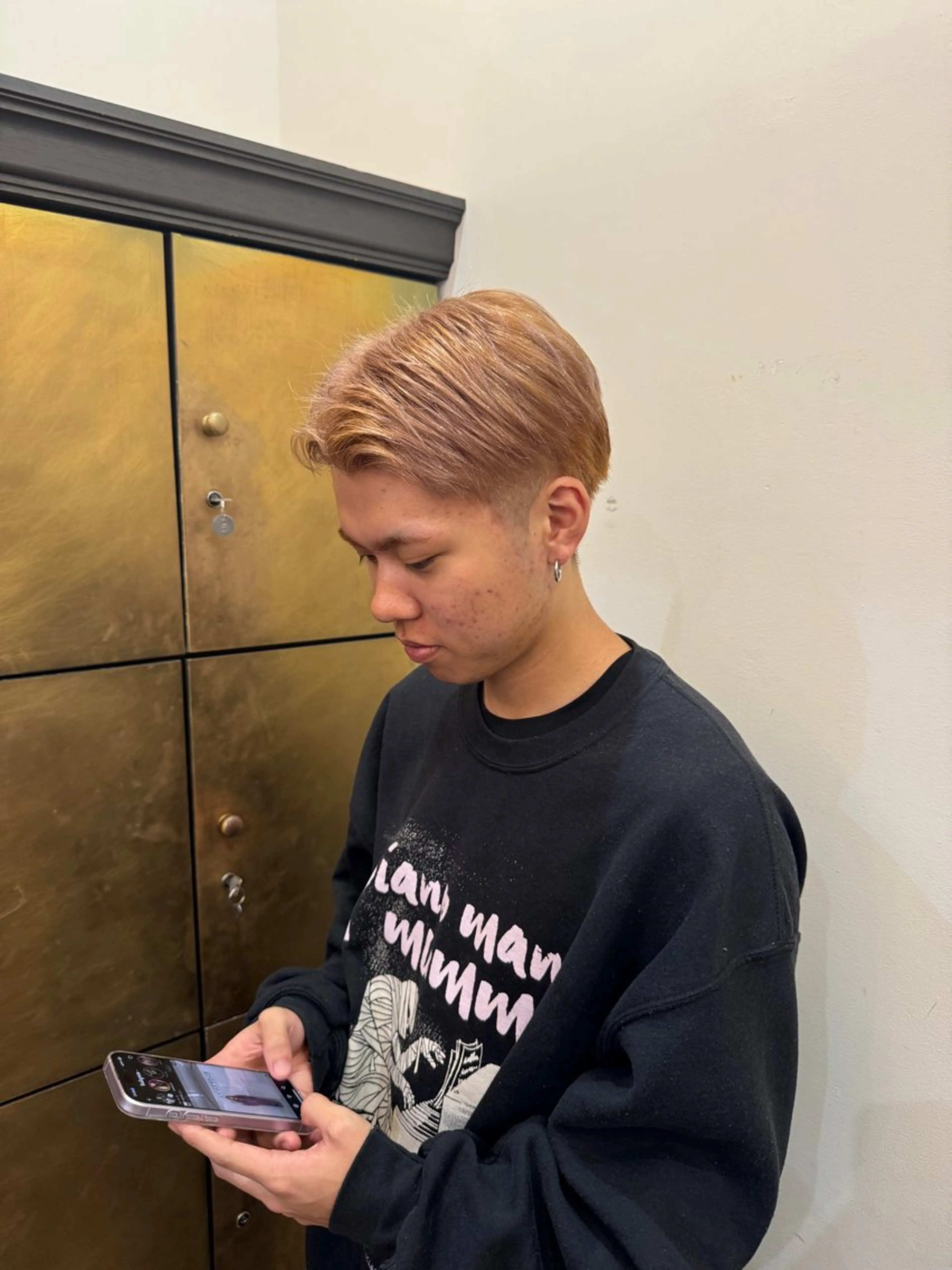 ショート カラー メンズ メンズブリーチ ベージュカラー ブリーチ ブロンド ミルクティーベージュ ヘアカラー 天野 珠華のヘアスタイル