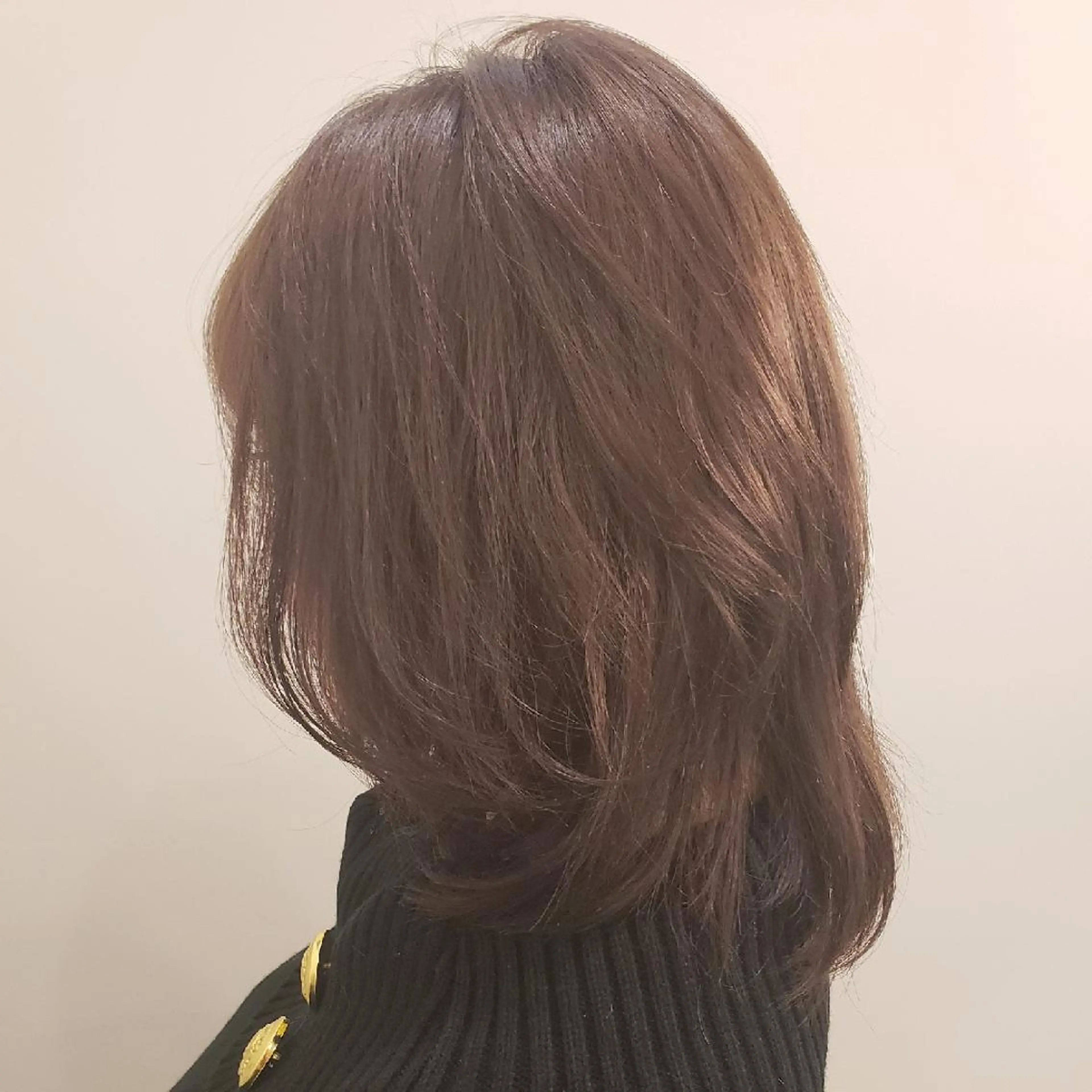 ミディアム カラー ブラウンカラー ピンクカラー ピンクブラウン レイヤーカット EMANON名古屋所属・美谷添（ミヤゾエ） まどか大人ヘアサロンのヘアスタイル