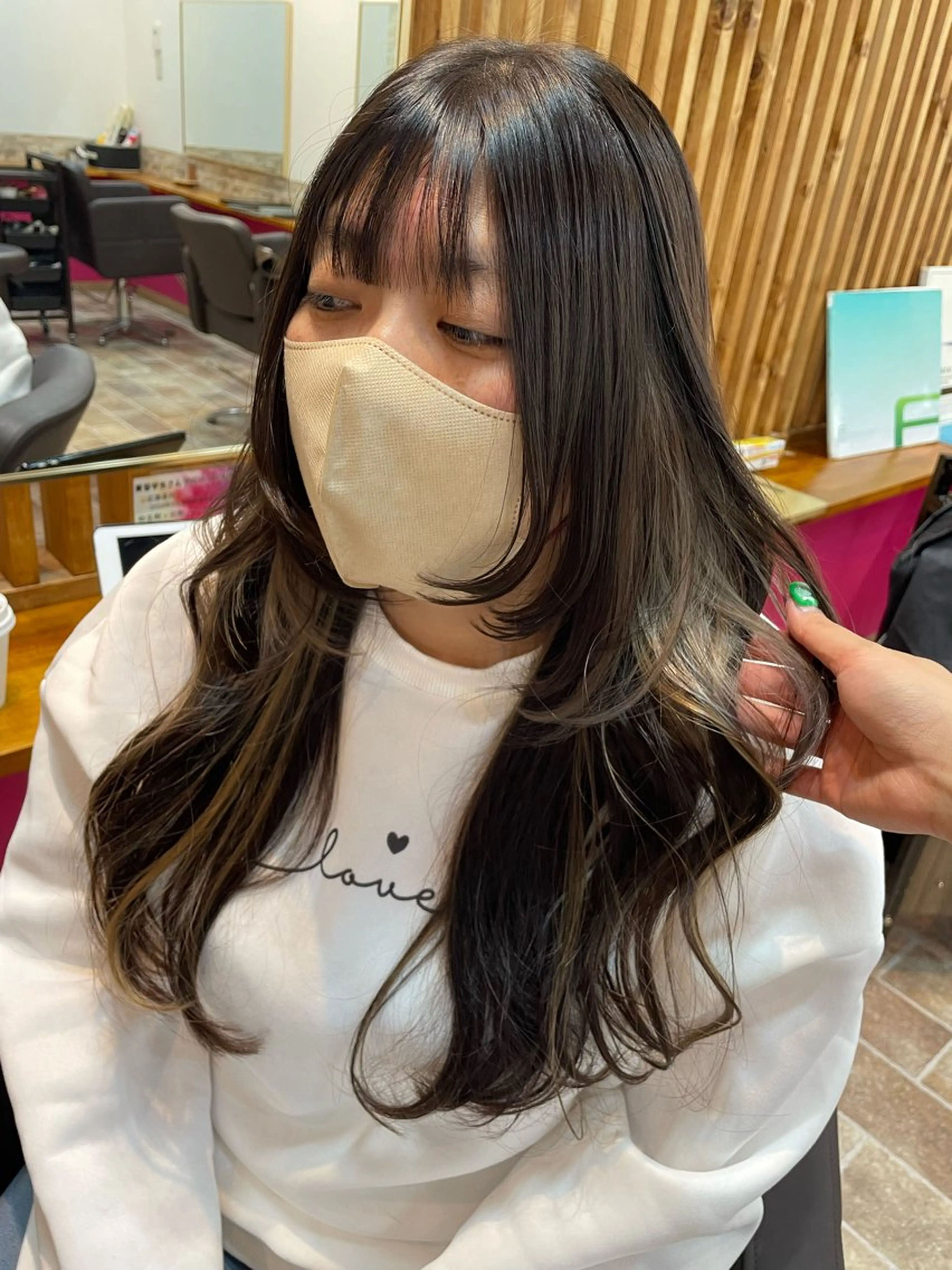 ロング カラー イヤリングカラー デザインカット 顔周りカット ウルフカット YUI/ ブリーチカラー🌷のヘアスタイル