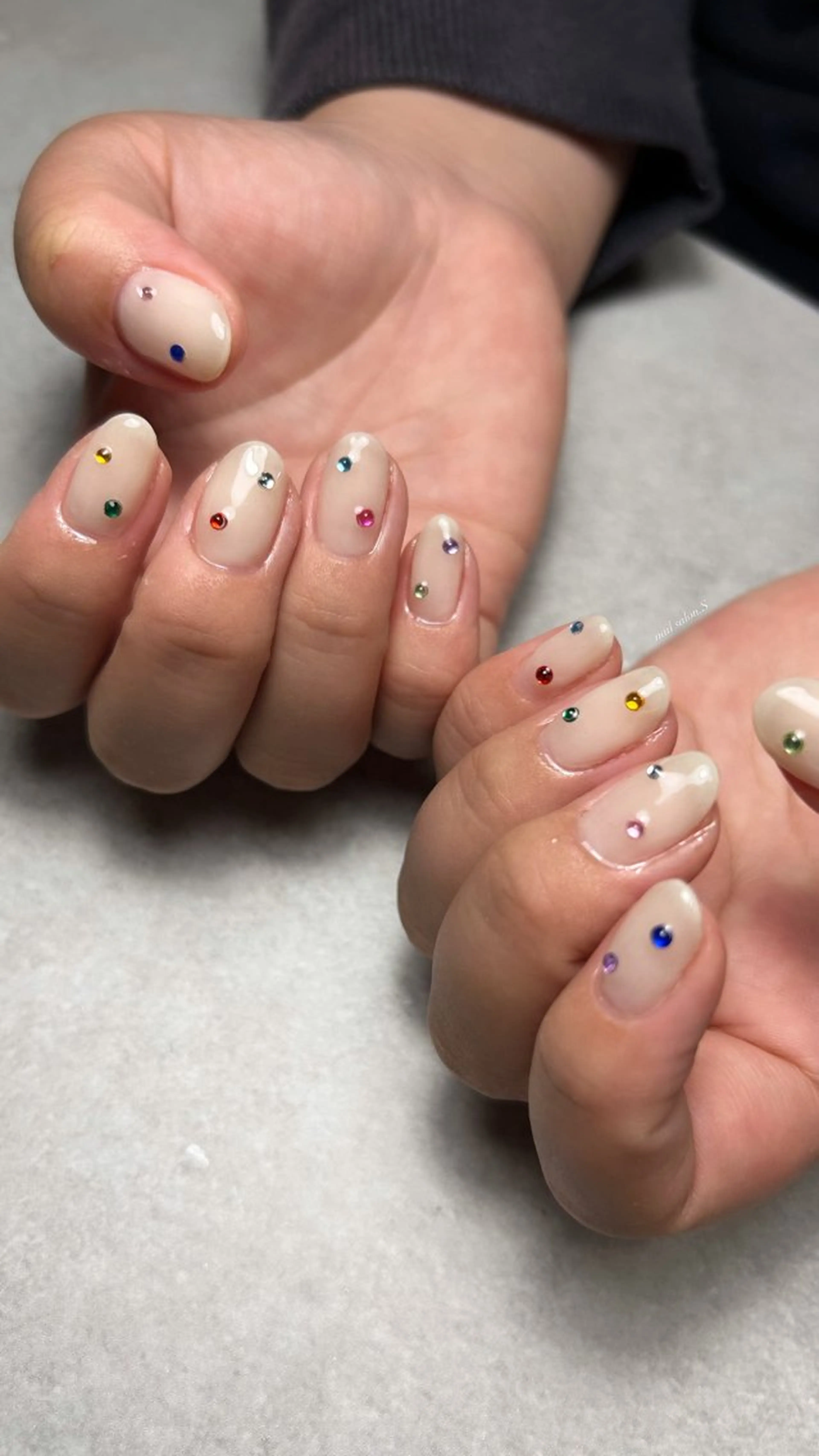 ネイル ジェルネイル 韓国ネイル ワンカラーネイル シンプルネイル ストーンネイル ハンドネイル 関山 志乃のネイルデザイン