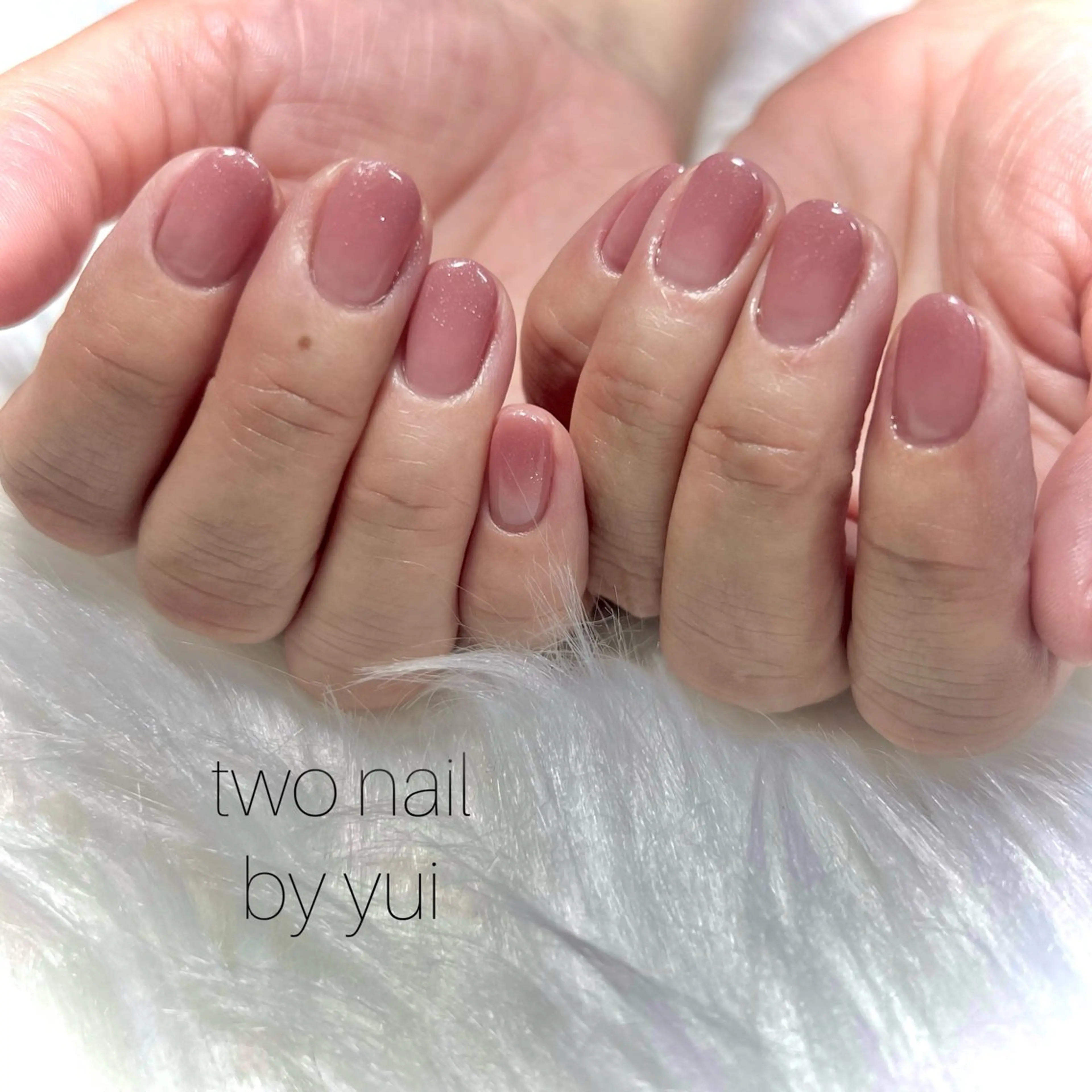 ネイル ブラウン キラキラネイル ネイルチップ ホワイト ハンドネイル two nailのネイルデザイン