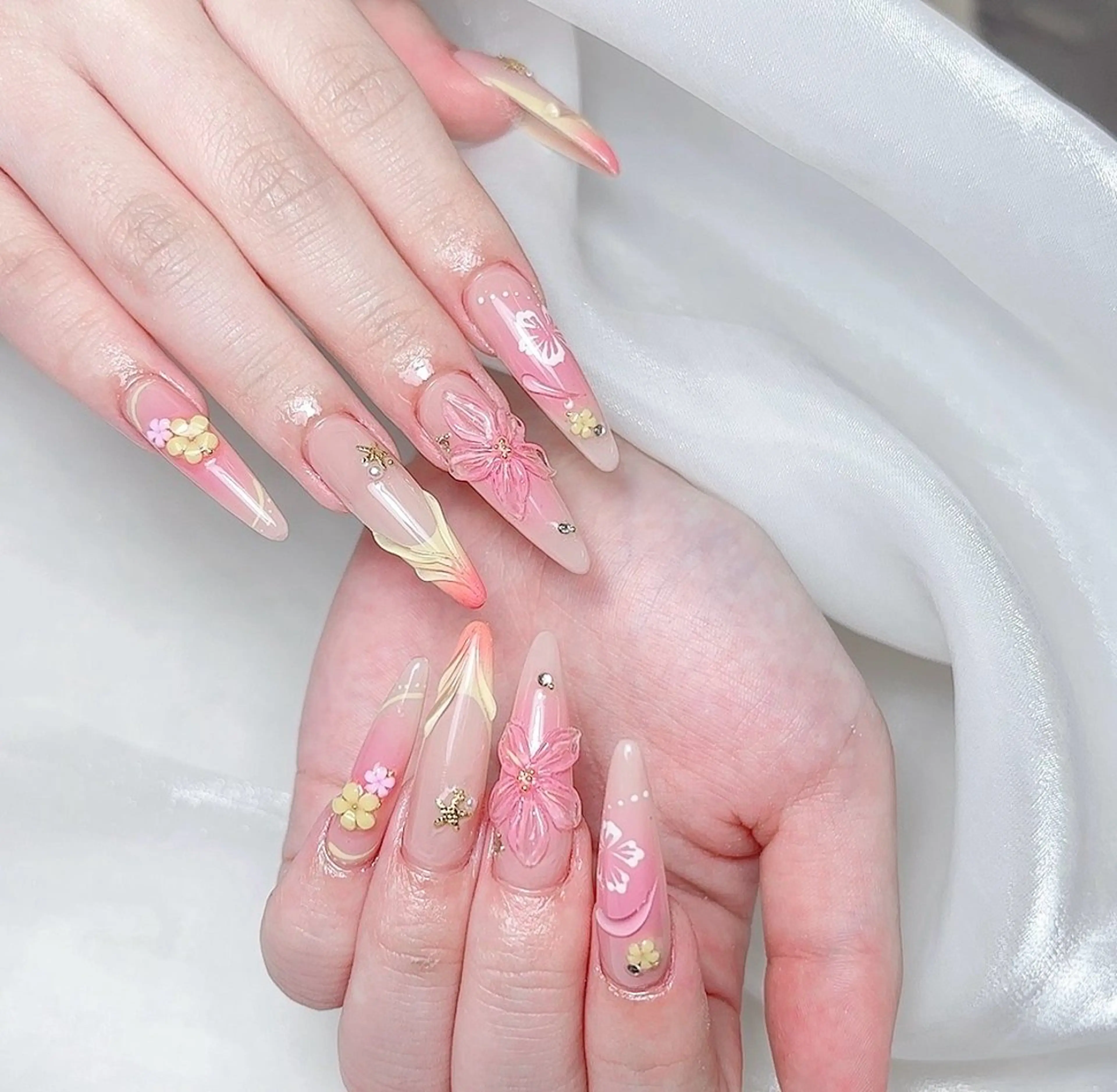 ネイル 🎀M nails✨ ビューティーのネイルデザイン