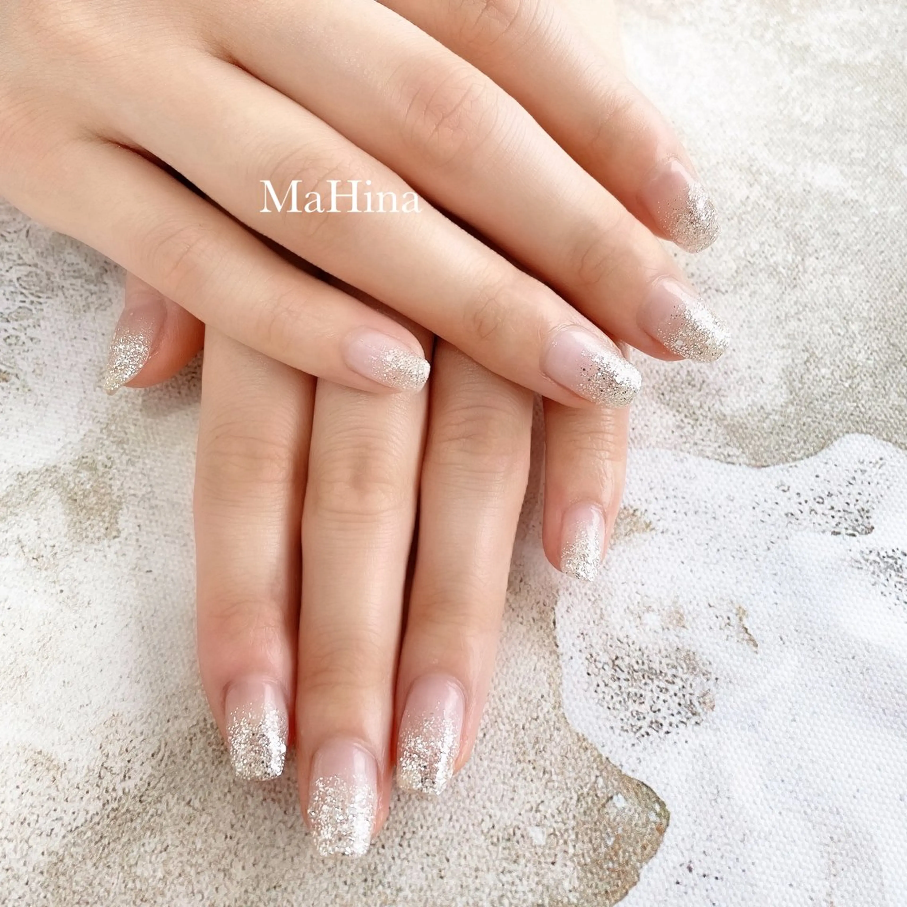 ネイル グラデーション キラキラネイル ラメ(グリッター) ラメグラデーション シルバー ハンドネイル MaHina🌙 salonのネイルデザイン