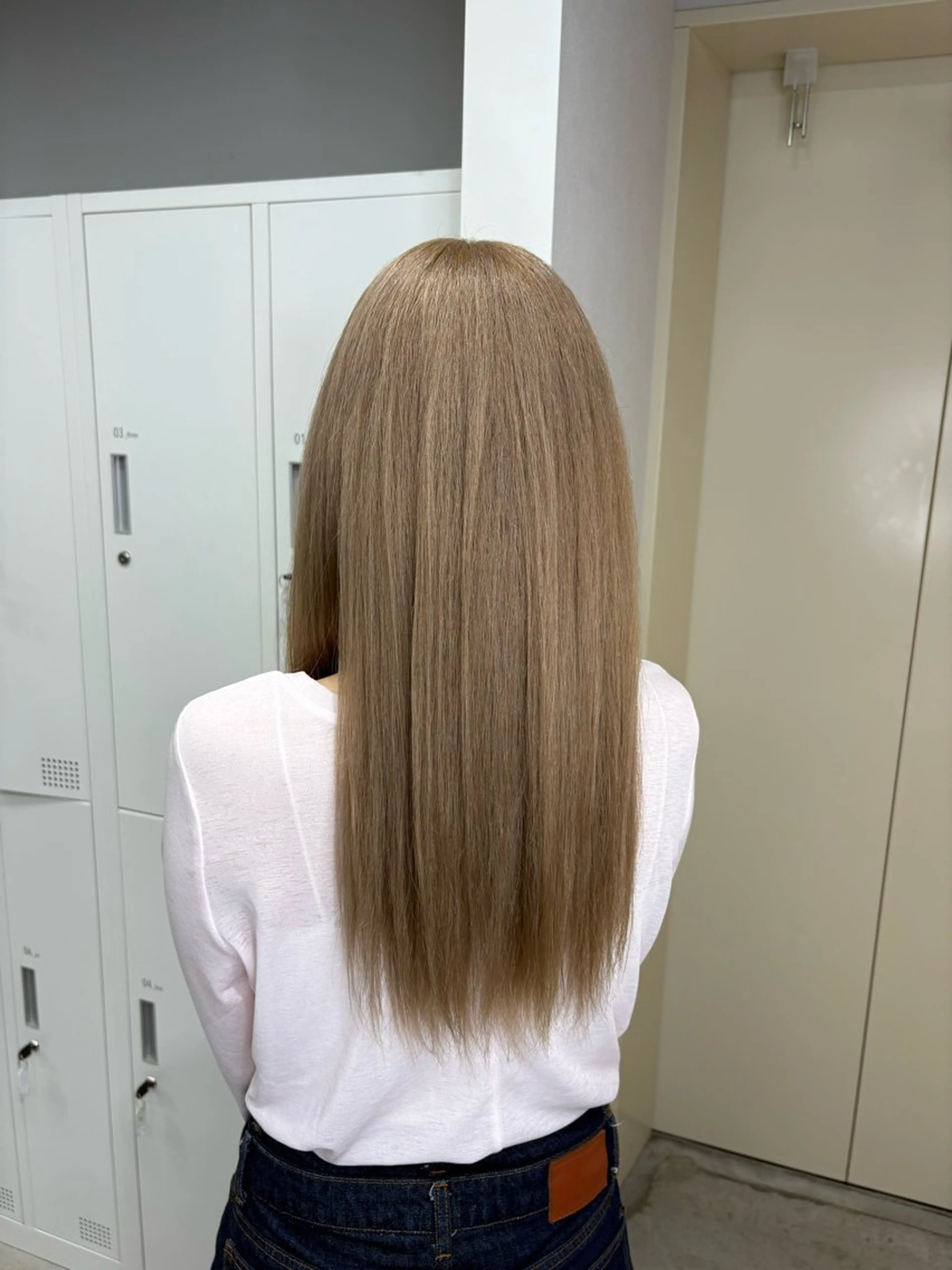 ロング カラー noa 寒色系カラーブリーチのヘアスタイル