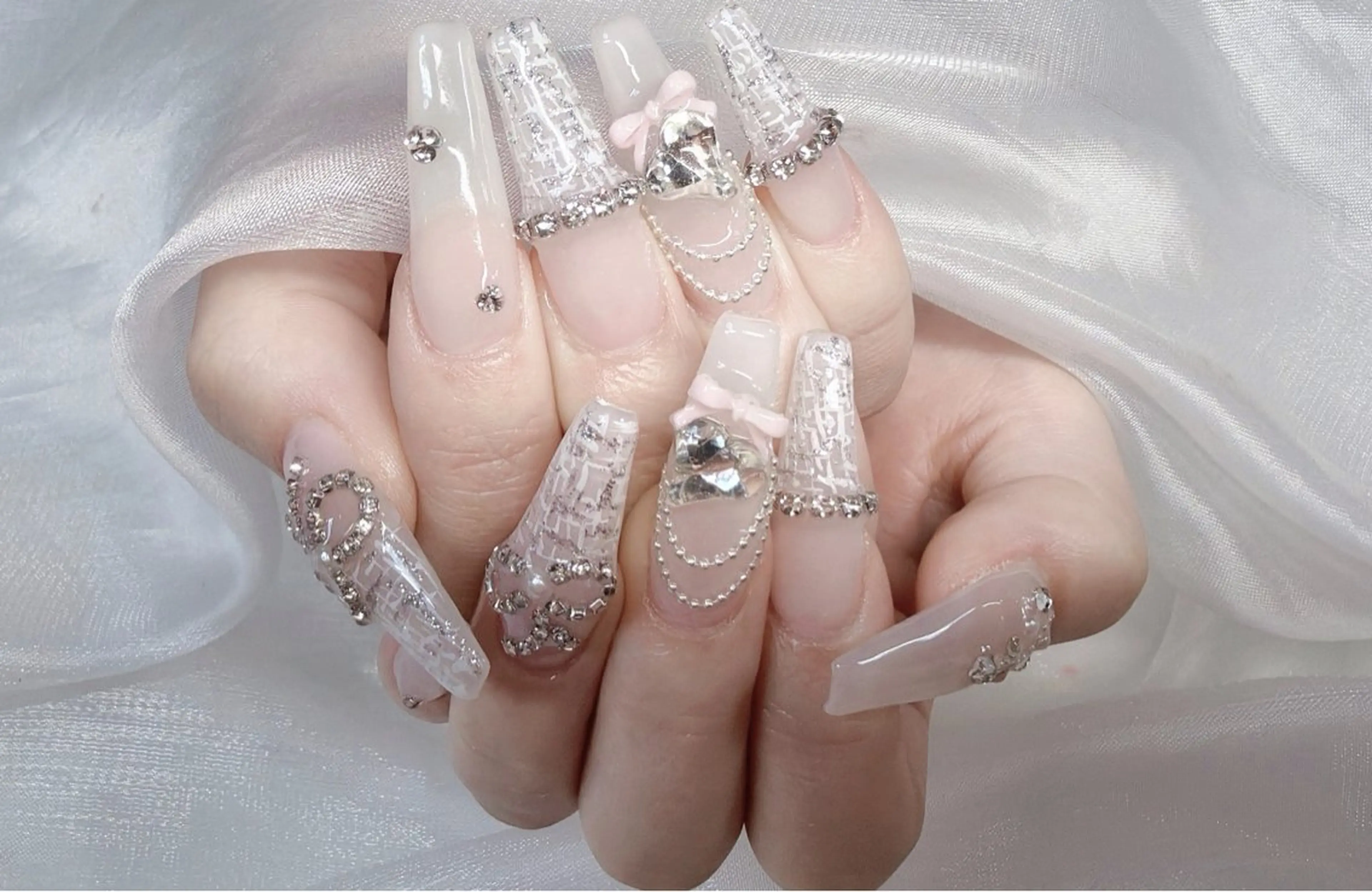 ネイル アートネイル オーロラネイル ガーリー キラキラネイル 韓国ネイル ハンドネイル Mio NailsalonUのネイルデザイン