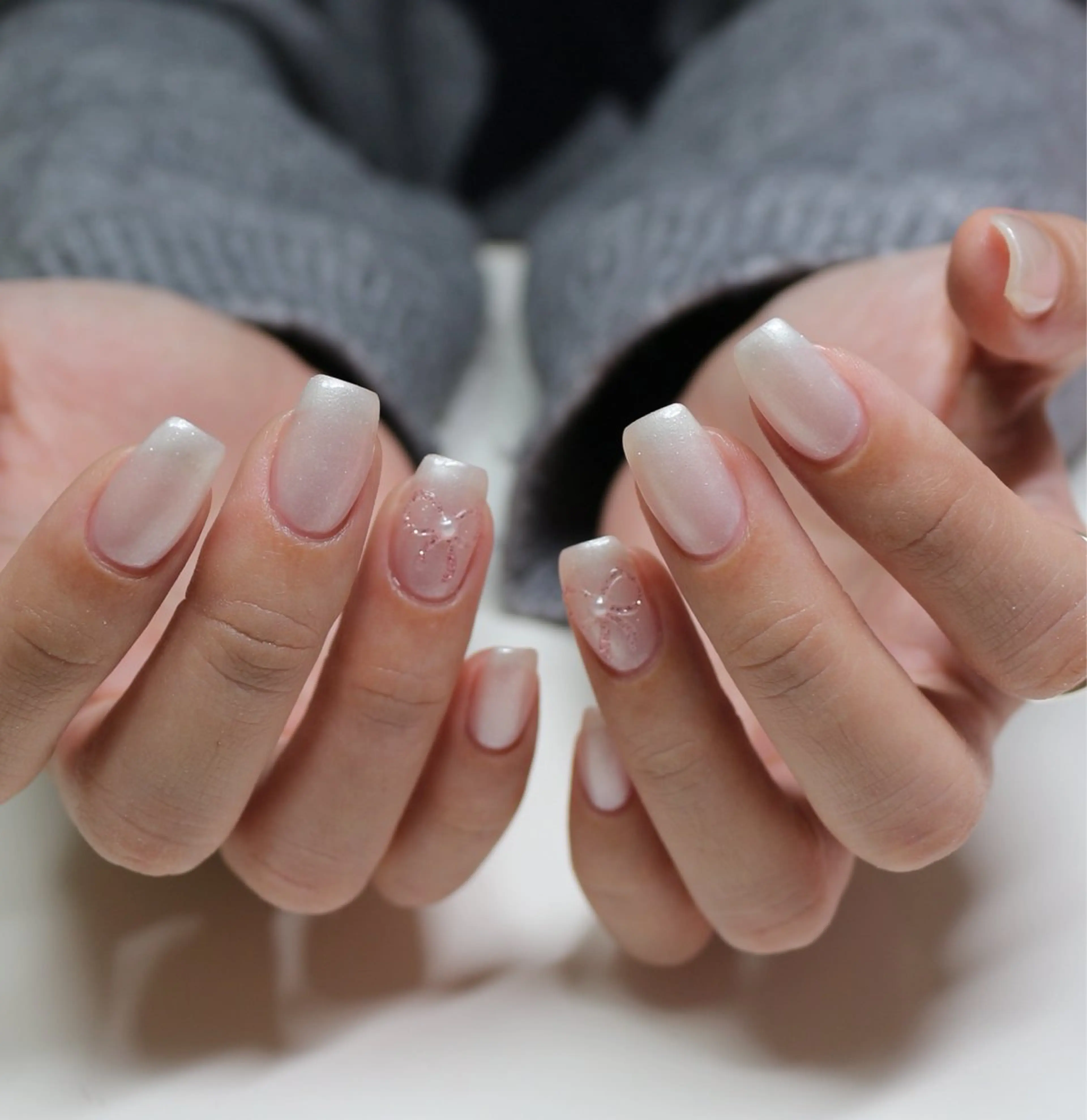 ネイル キラキラネイル リボン シンプルネイル ホワイト ハンドネイル Baku Nailsのネイルデザイン