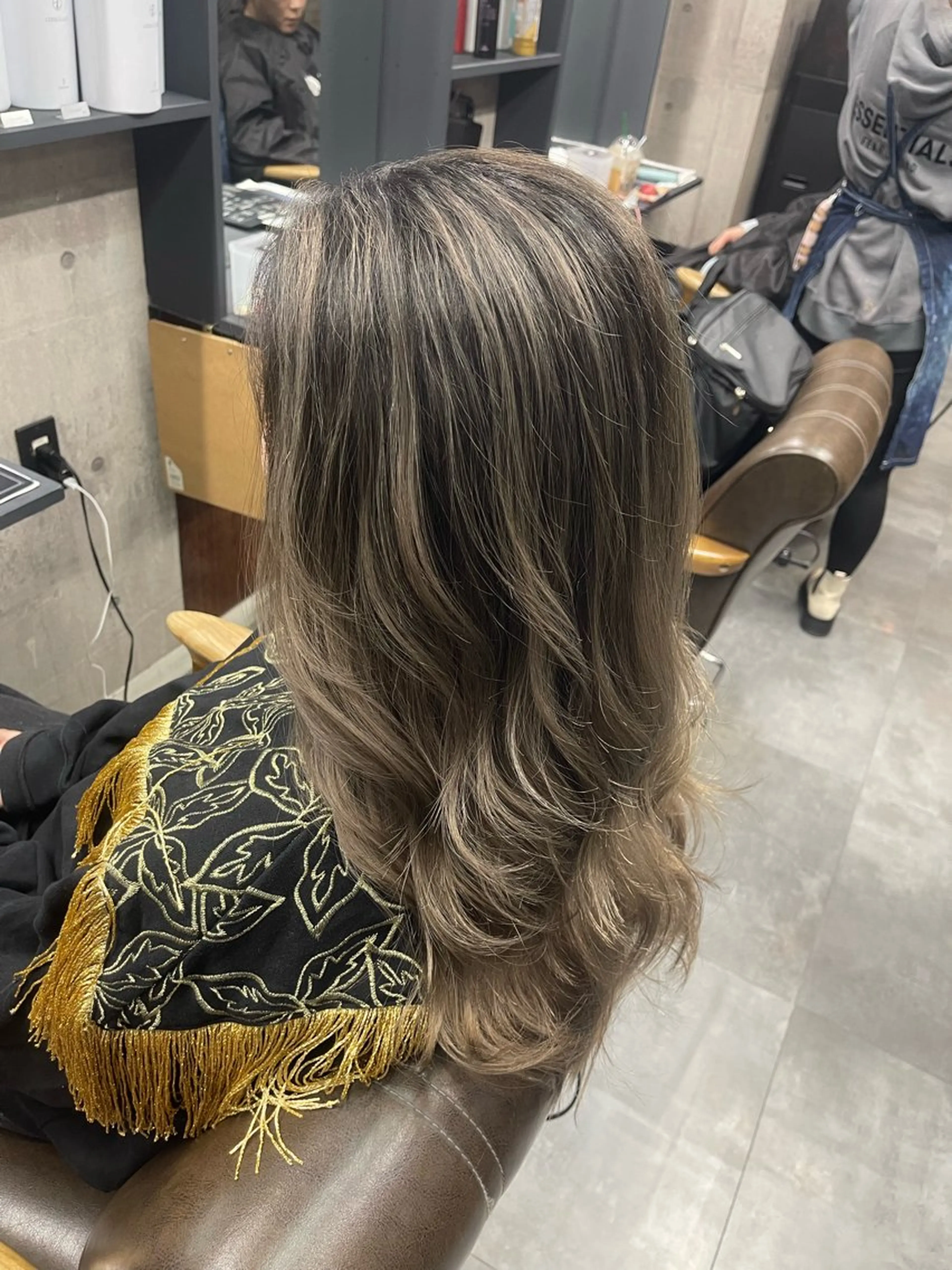 セミロング レイヤーカット ブリーチ縮毛矯正 LAFFYuiのヘアスタイル