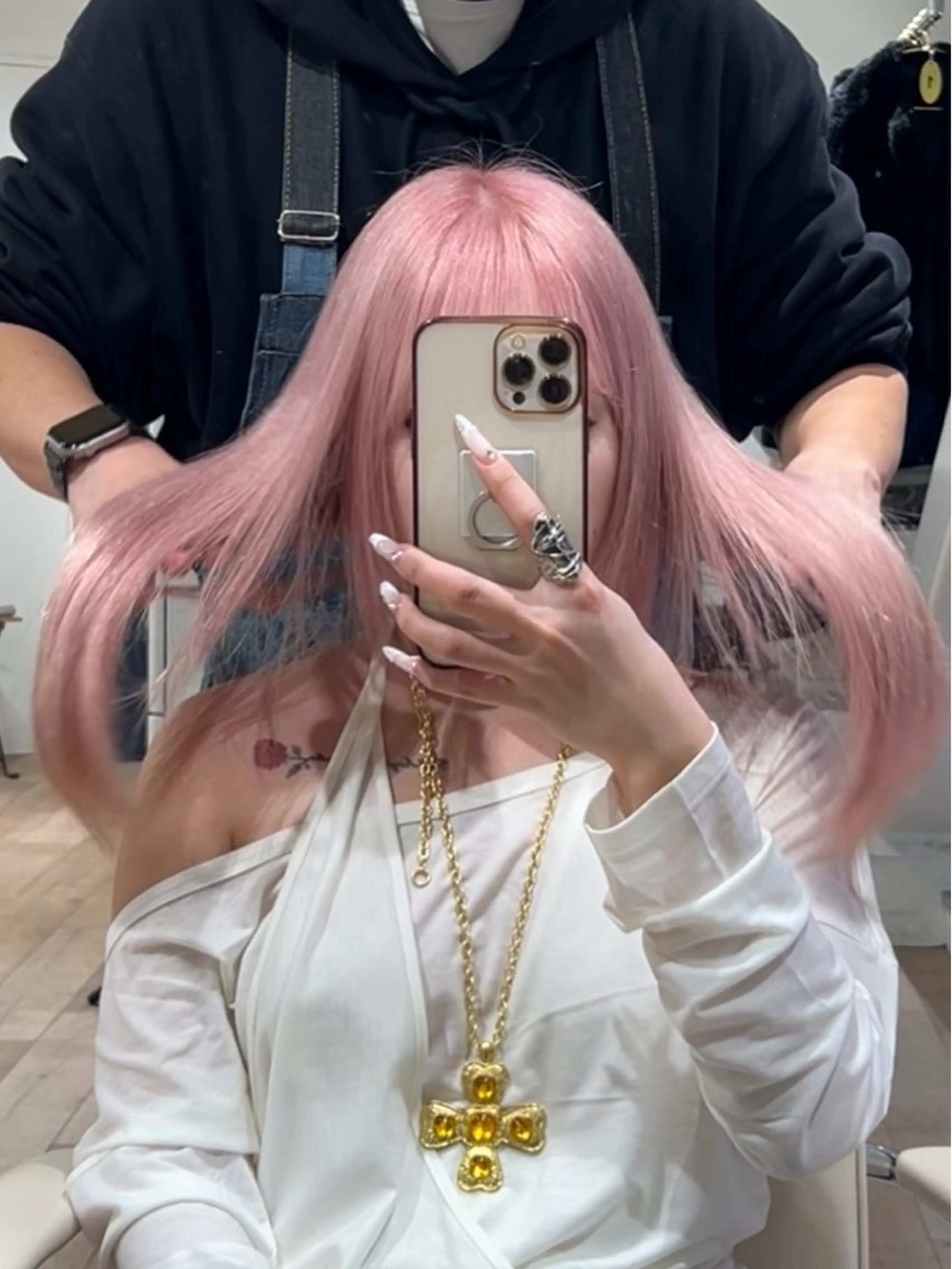 ロング カラー ピンクカラー 前髪/顔まわりカット 艶髪/髪質改善/縮毛のヘアスタイル